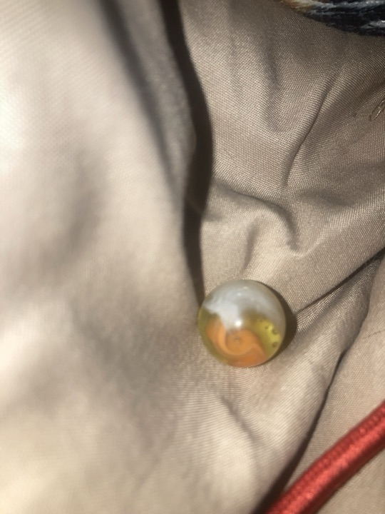 Three-Color Corkscrew - White, Yellow and Orange by Akro Agate, identification view