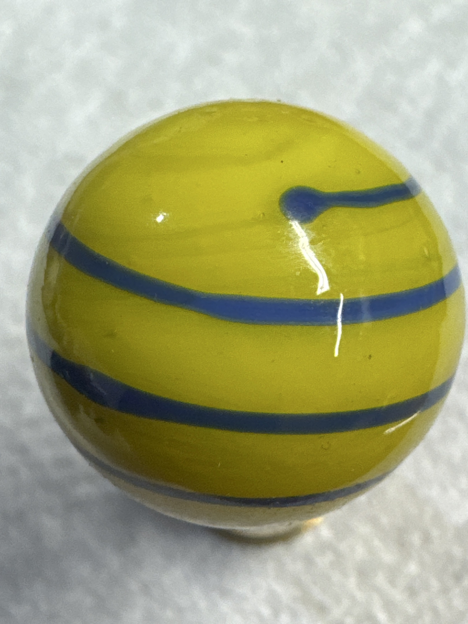 Egg Yolk Corkscrew Yellow-Blue by Akro Agate, identification view
