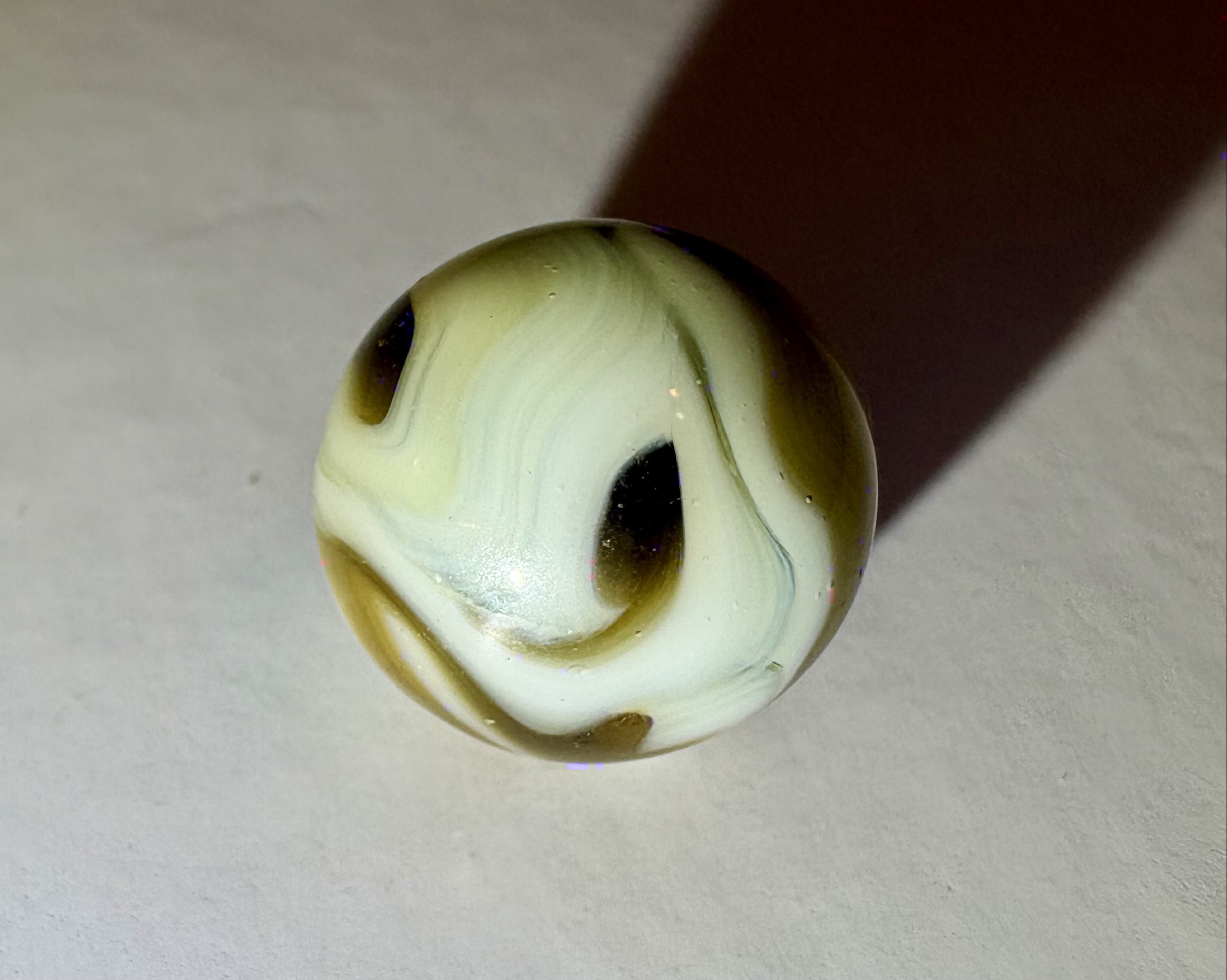 Amber and White Swirl by Alley Agate Company, identification view