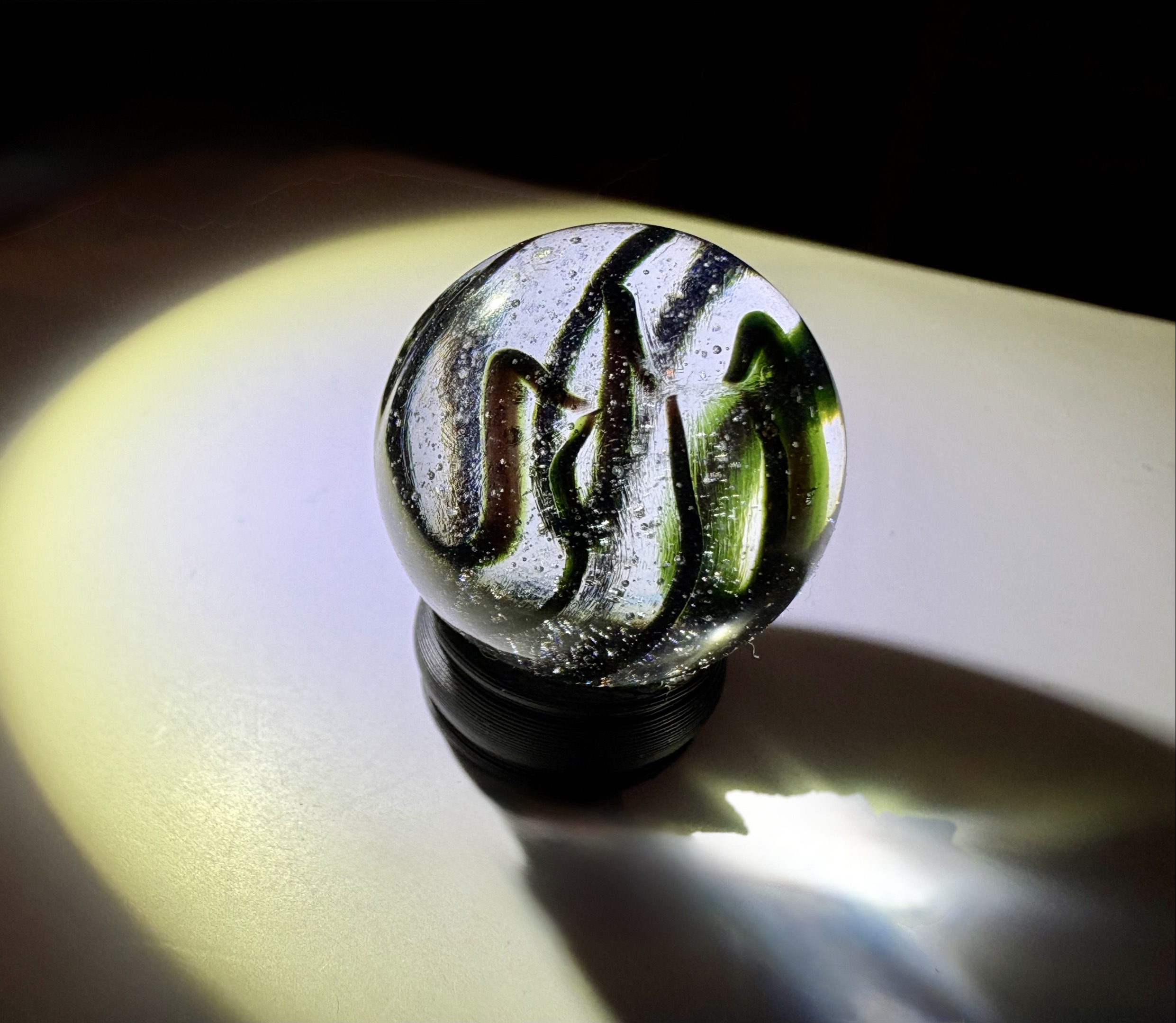 6-Vein Horseshoe Cat's Eye by Vitro Agate Company, identification view