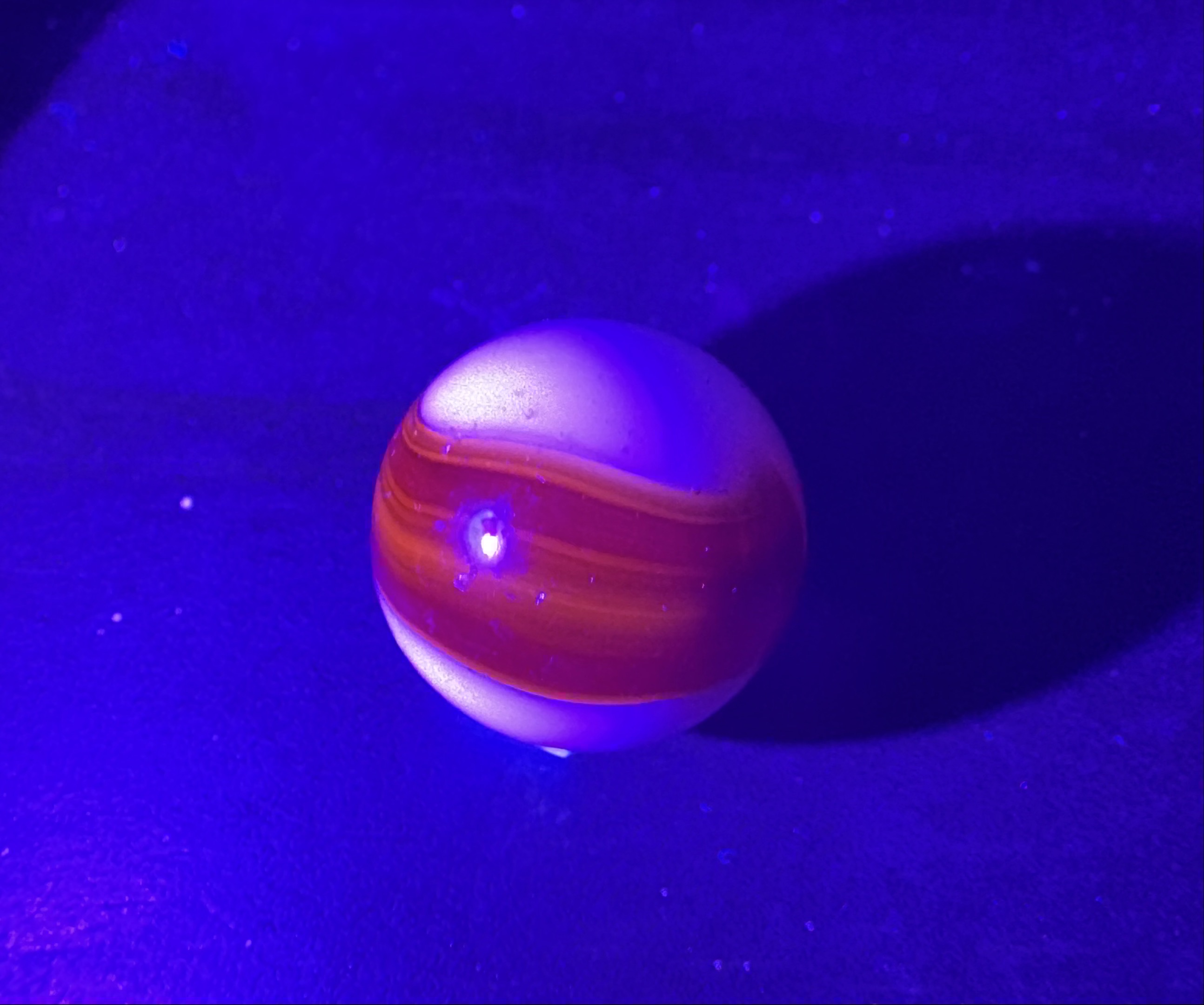 Vitro Agate Conqueror (Red and Orange Ribbon) by Vitro Agate Company, identification view