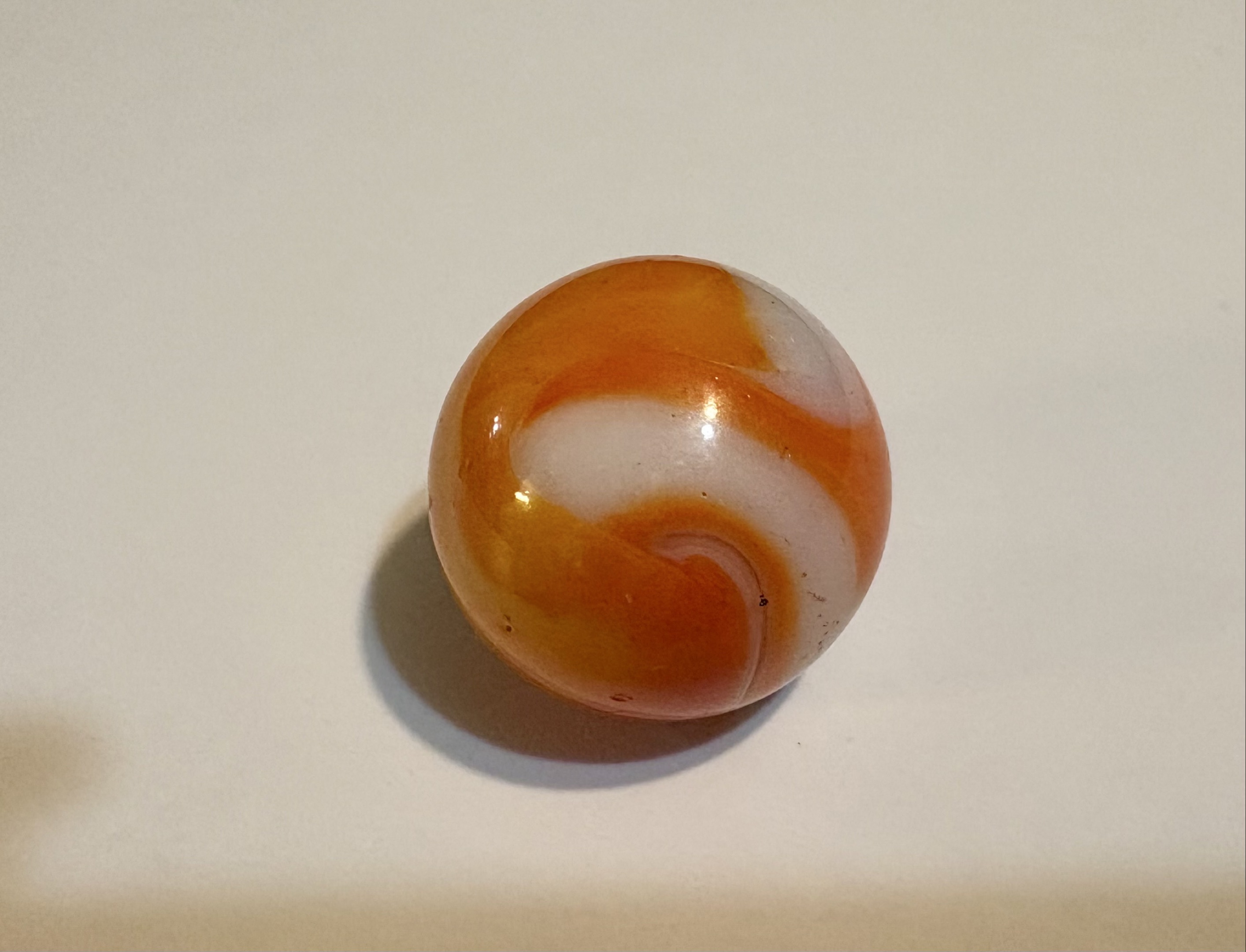 Orangeade Swirl (UV Reactive) by Akro Agate Company, identification view