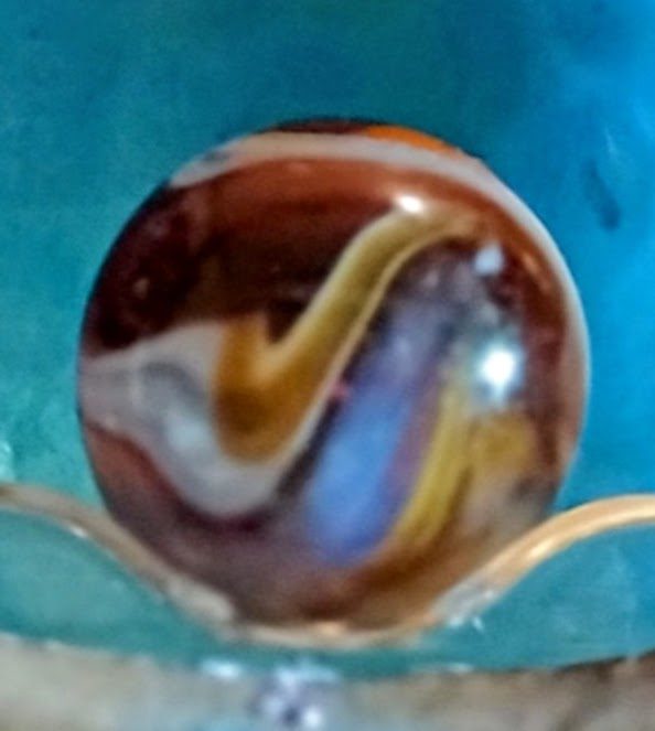 Prize Name / Tri-Lite Swirl Variant by Akro Agate, identification view