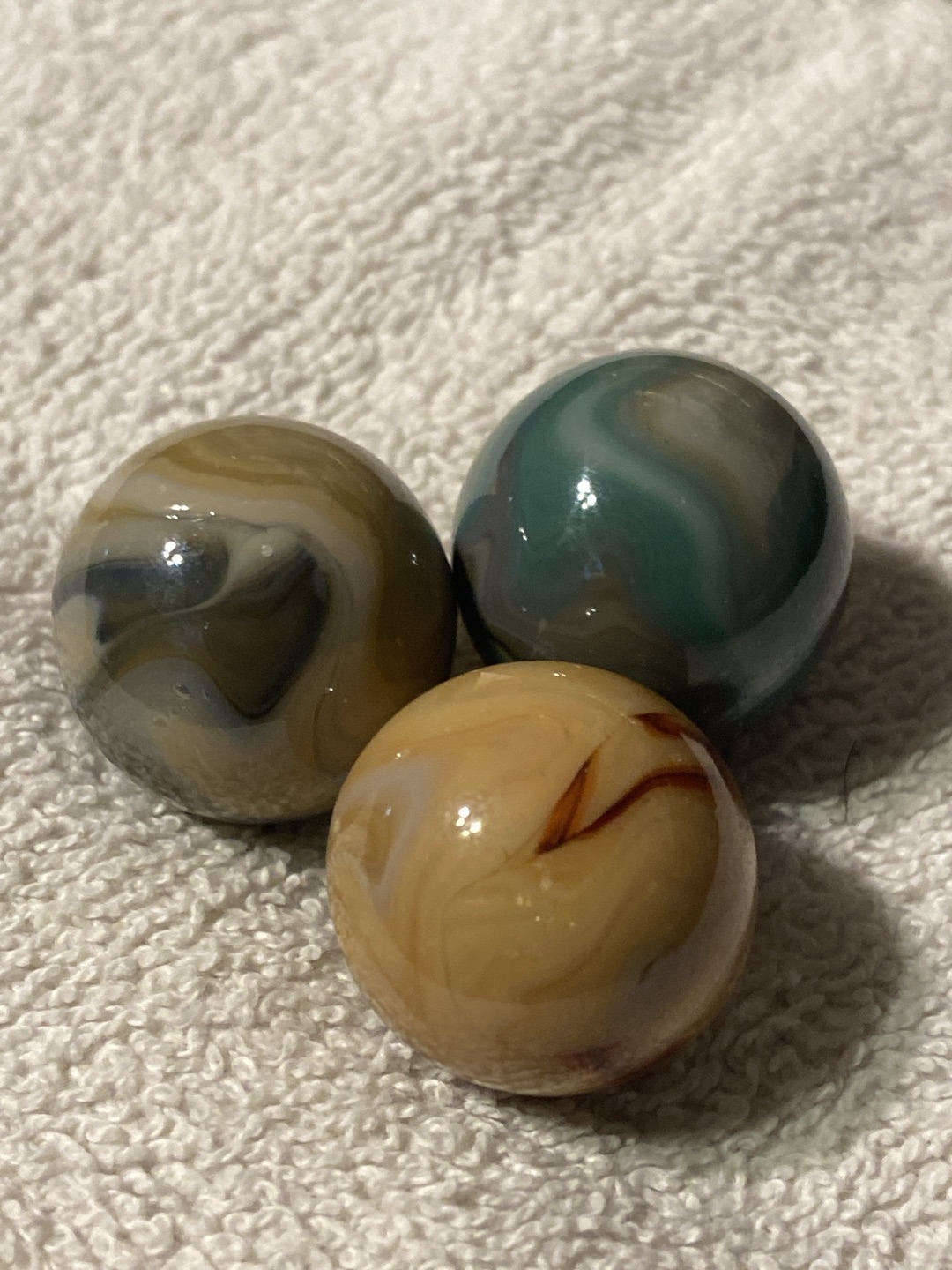 Root Beer Swirl (with Red Streak) by Akro Agate Company, identification view