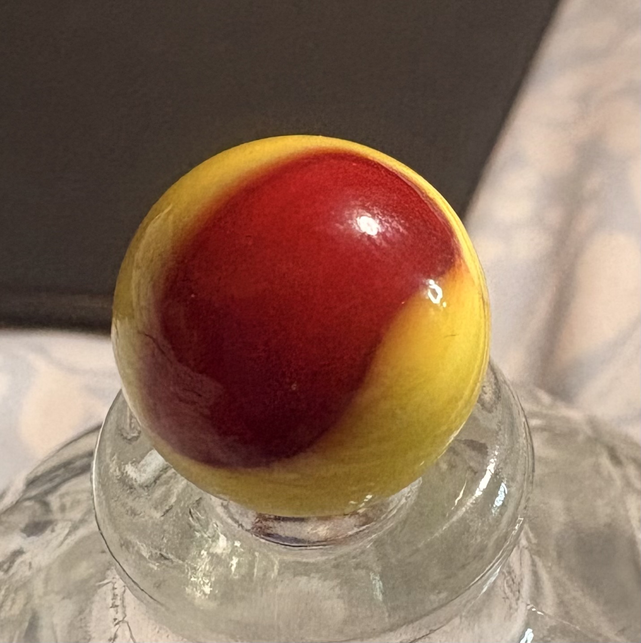 Bumblebee - Red on Yellow Patch by Akro Agate Company, identification view