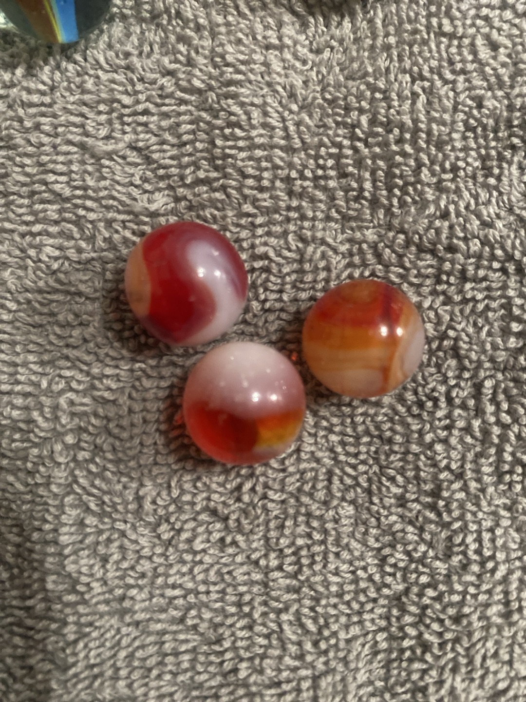Red Conqueror by Vitro Agate Company, identification view