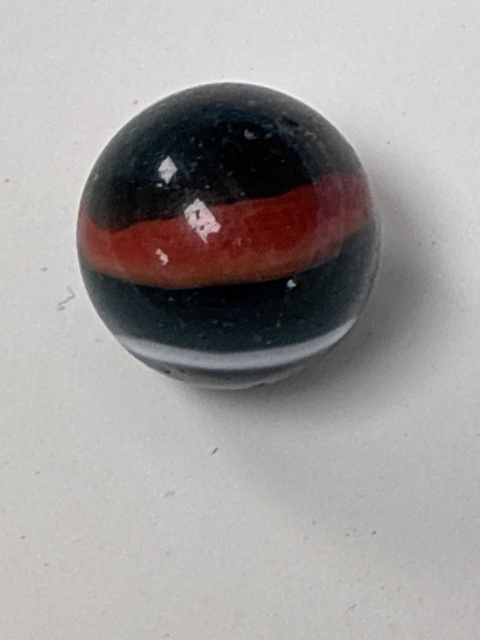 Blackie (Red & White) by Vitro Agate Company, identification view