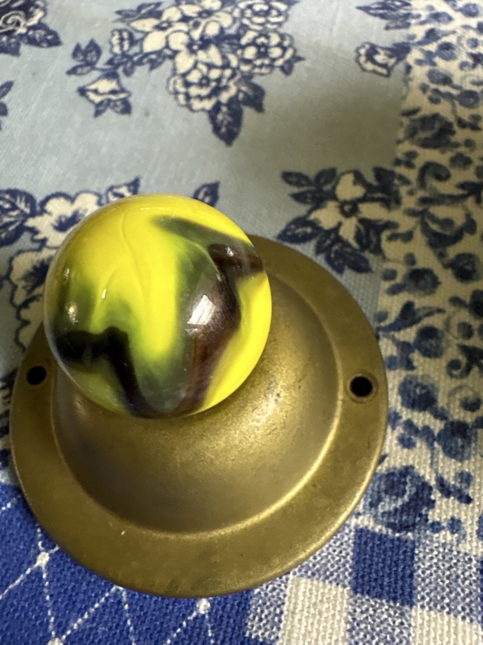 Oxblood and Yellow Swirl by Akro Agate, identification view