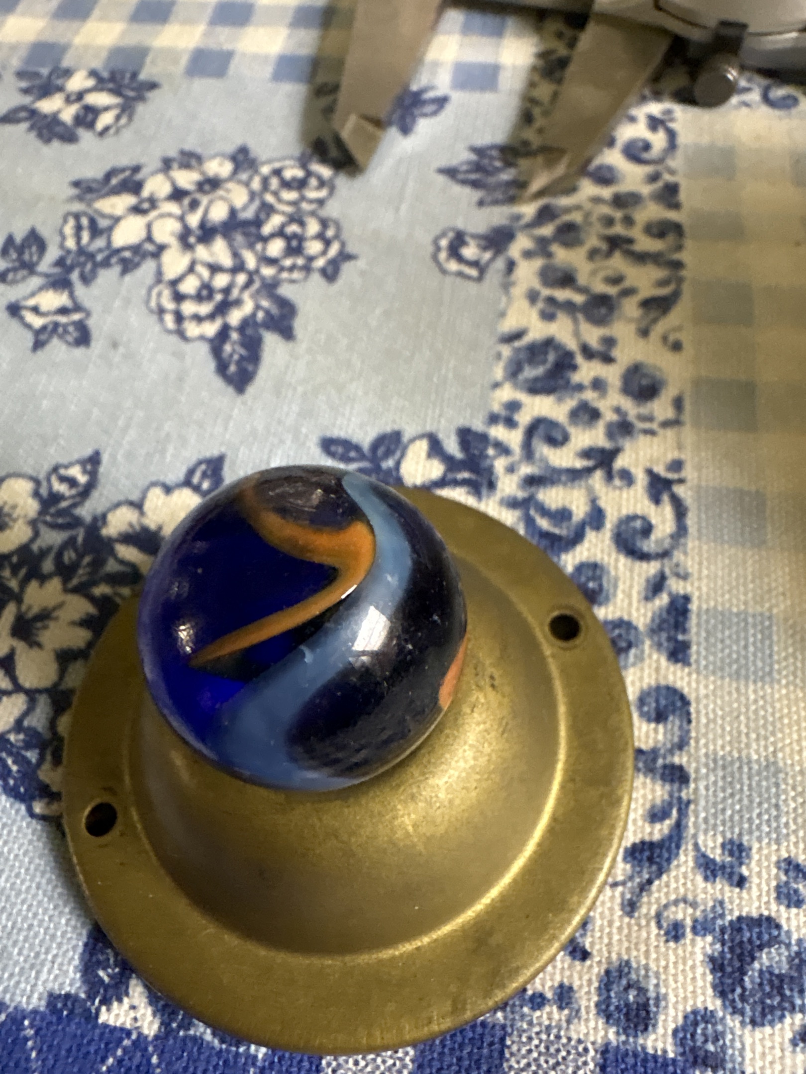 Onyx / Corkscrew by Akro Agate, identification view