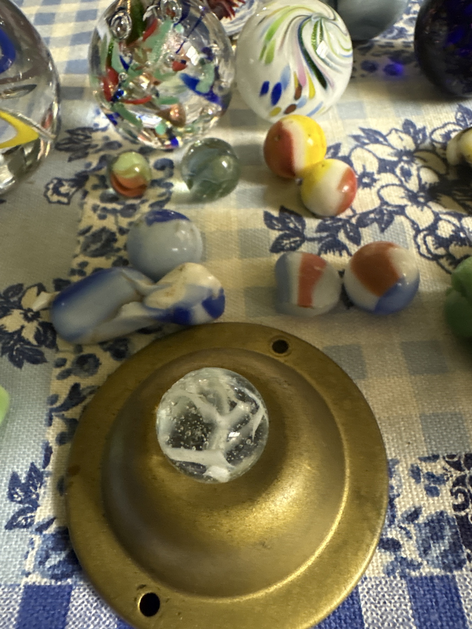White Swirl / Transparent Swirl by Christensen Agate Company, identification view