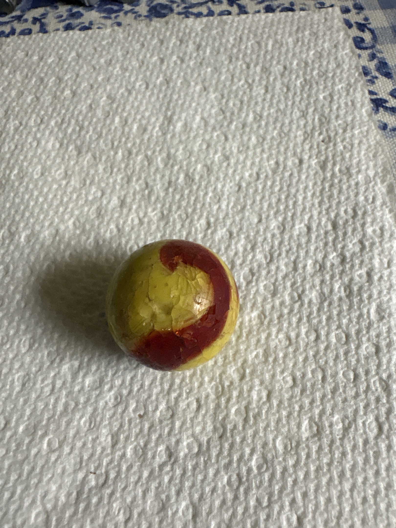 Lemonade Oxblood by Akro Agate, identification view