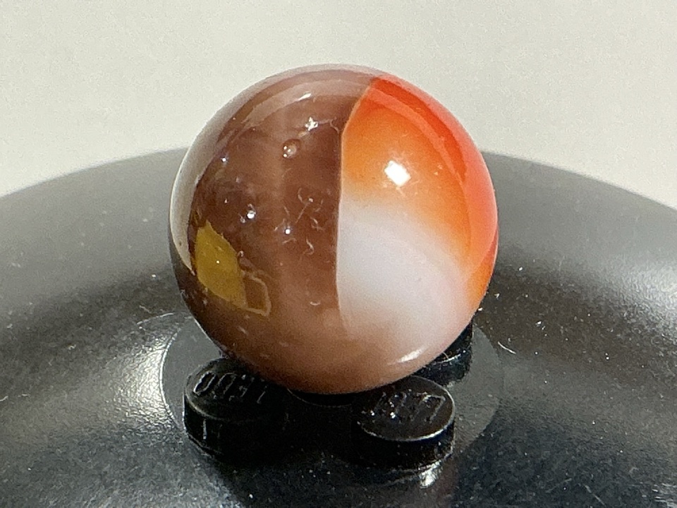 Amber Base Red/White Tiger Eye by Vitro Agate Company, identification view