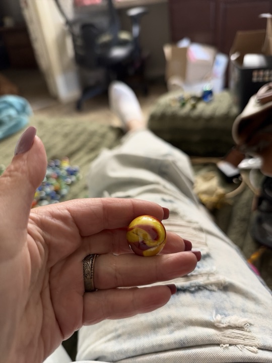 Egg Yolk Special - Red on Yellow by Akro Agate, identification view