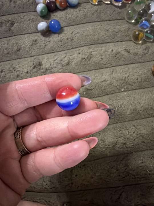 Parrot - Red, White and Blue by Vitro Agate Company, identification view