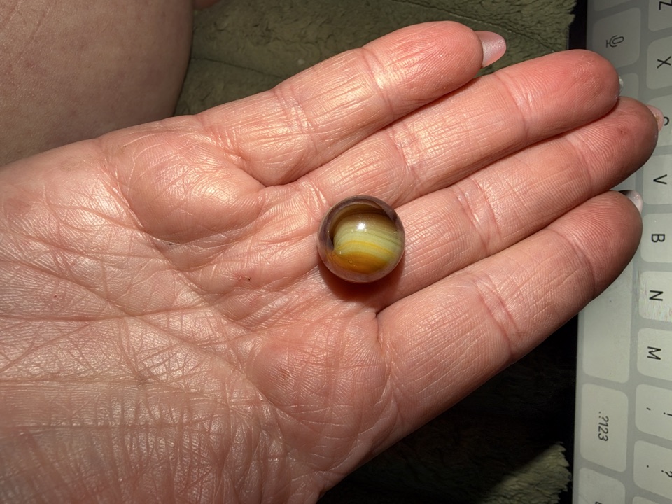 Caramel Slag by Akro Agate, identification view