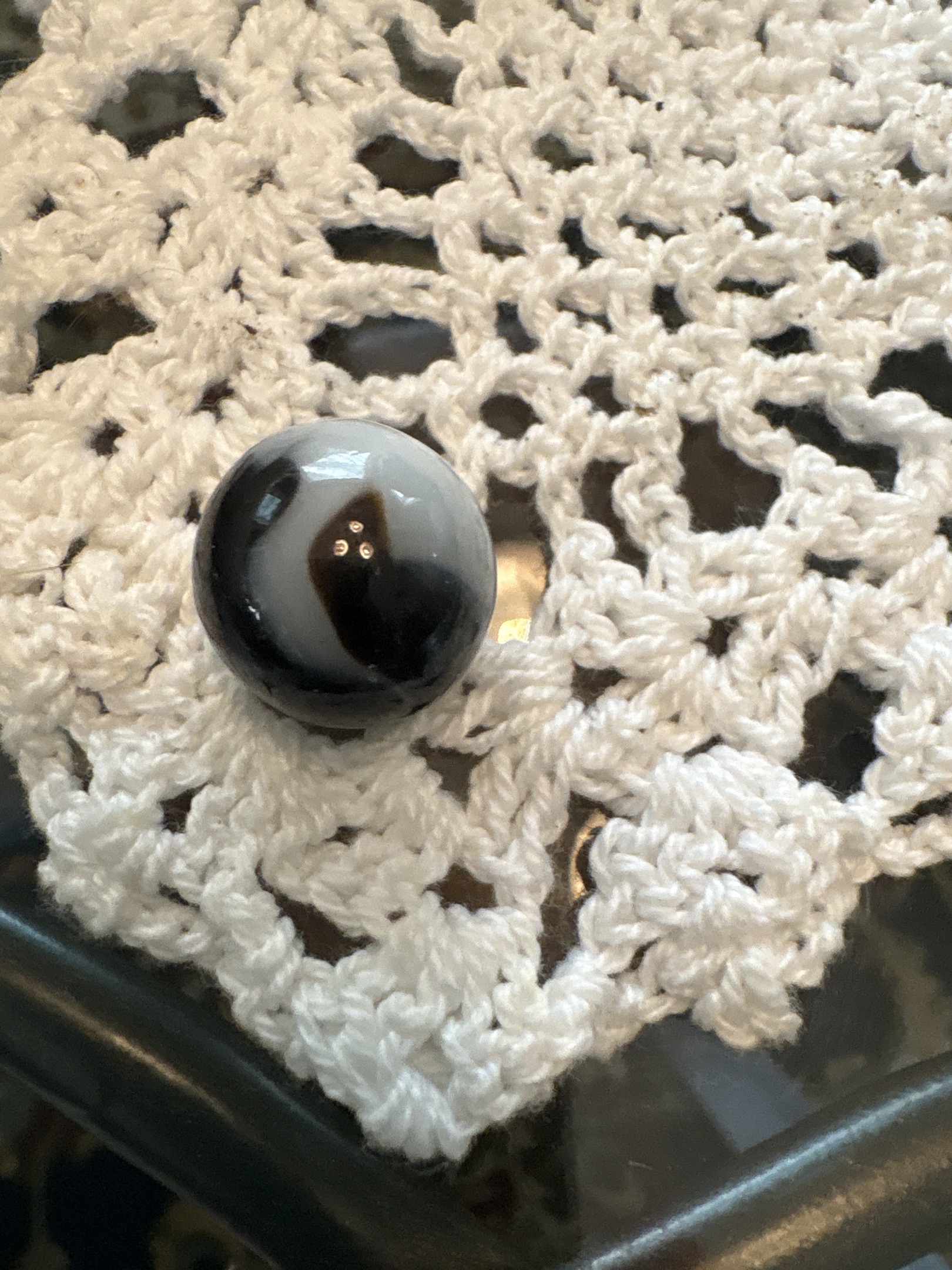 Black and White Slag by Akro Agate Company, identification view