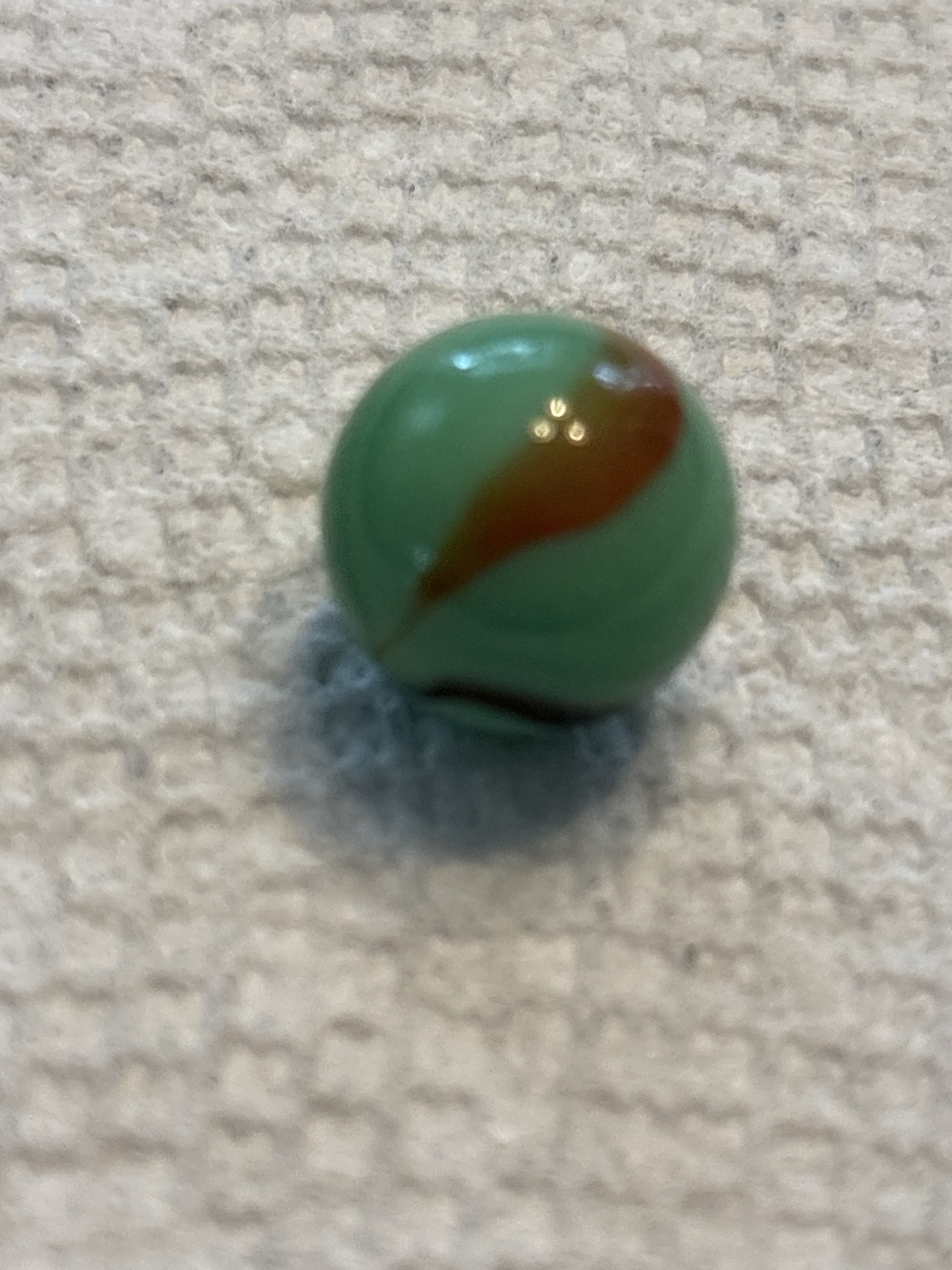 Green, Red, and Yellow by Vitro Agate Company, identification view