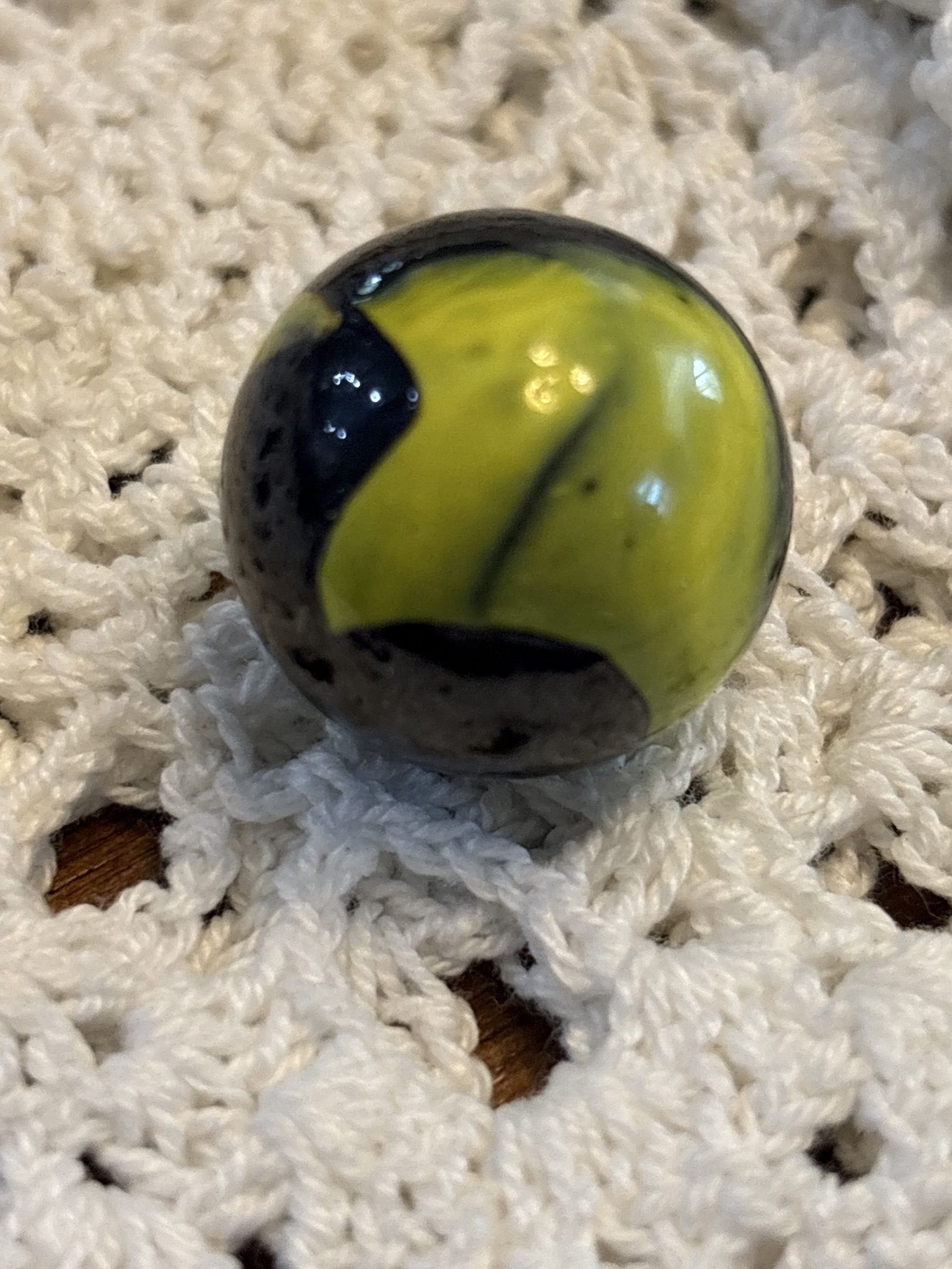 Bumblebee by Akro Agate Company, identification view