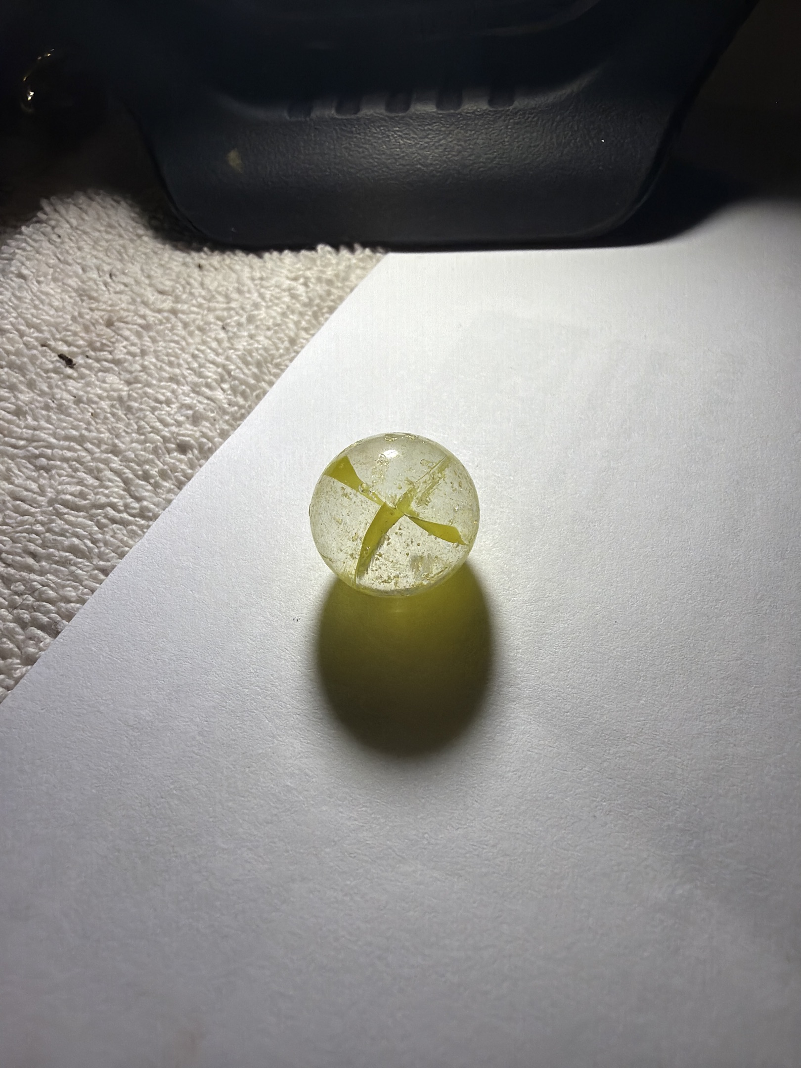 Yellow Cat's Eye - 4-Vane Crossed by Vitro Agate, identification view
