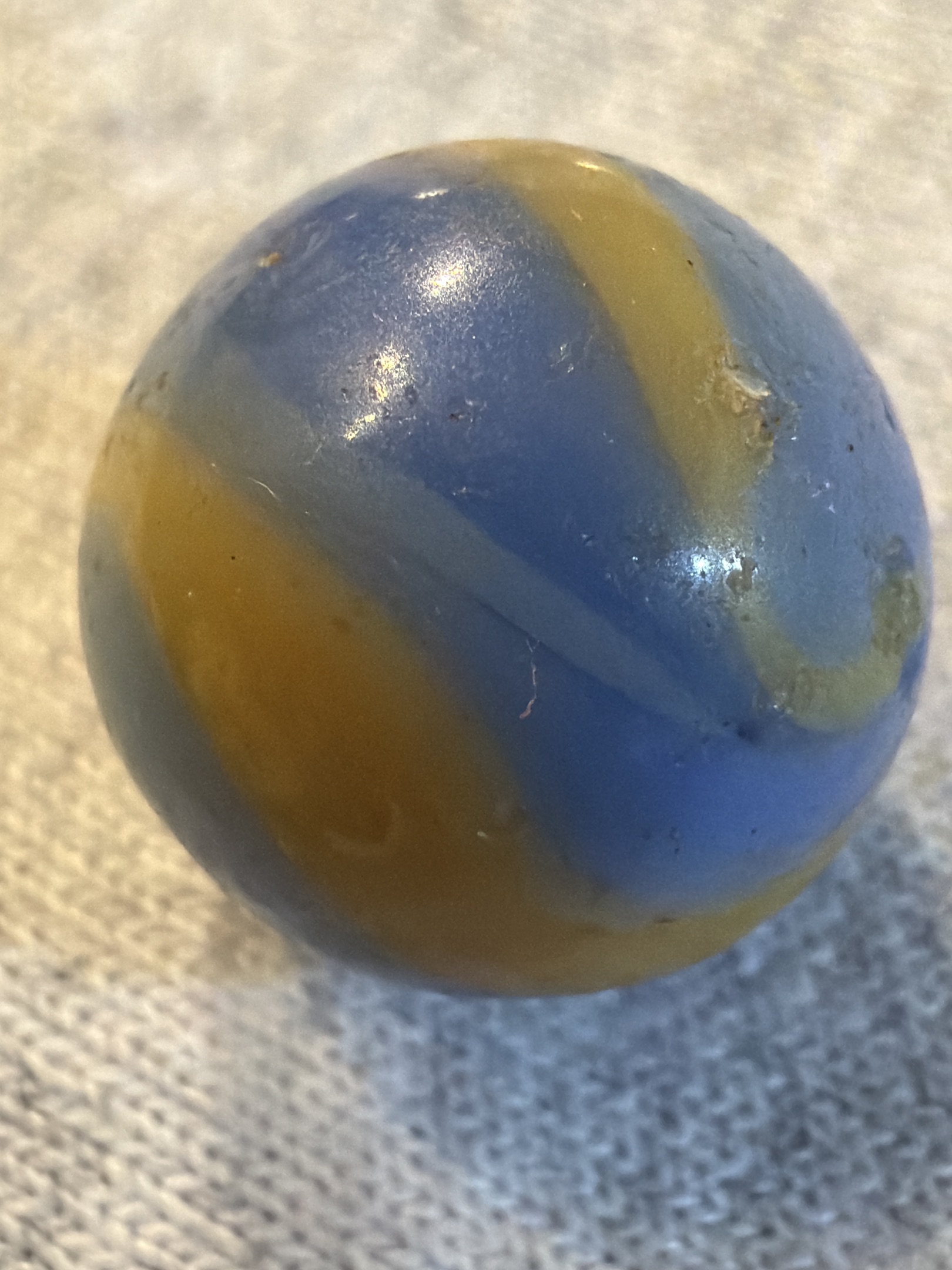 Blue and Yellow Corkscrew by Akro Agate, identification view