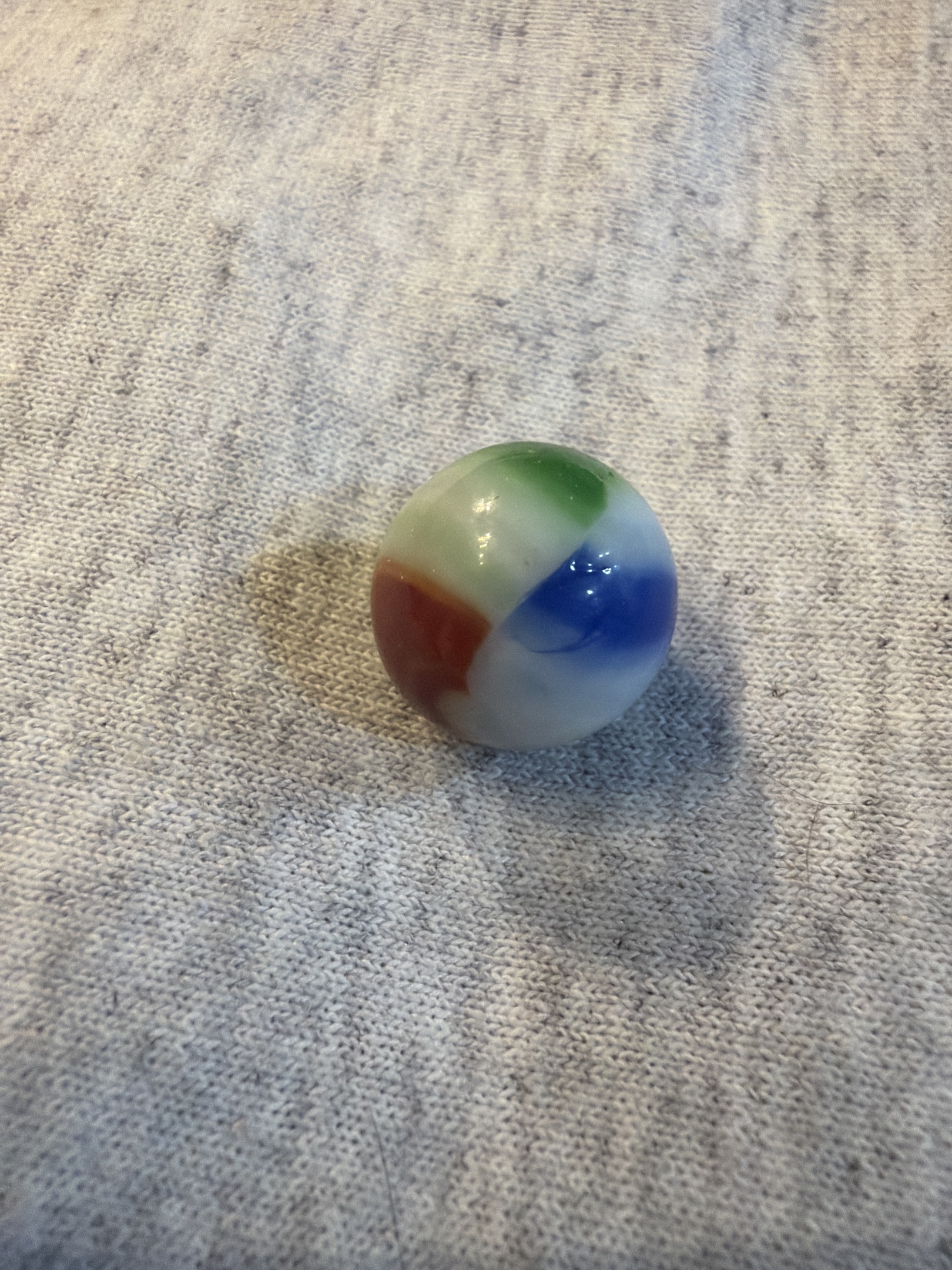 Parrot - White Base with Red, Blue and Green Patch by Vitro Agate, identification view