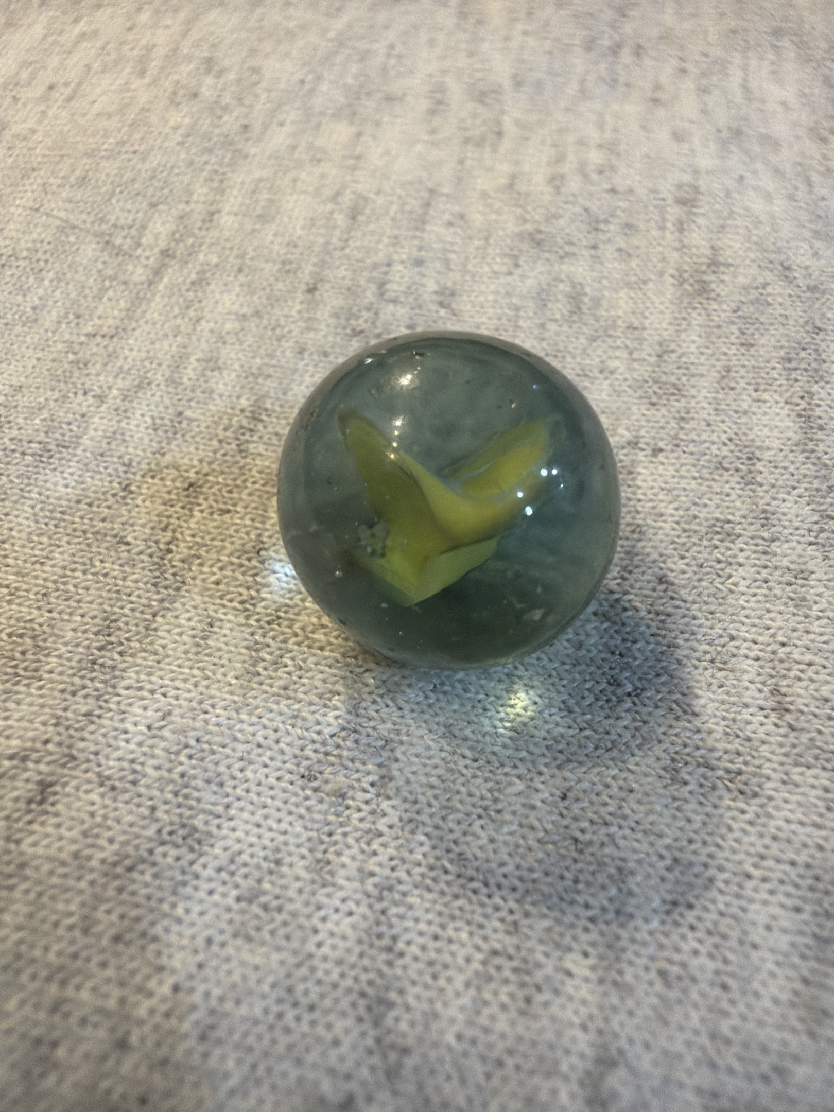 Banana - Yellow 4-Vane Cat's Eye by Vitro Agate, identification view
