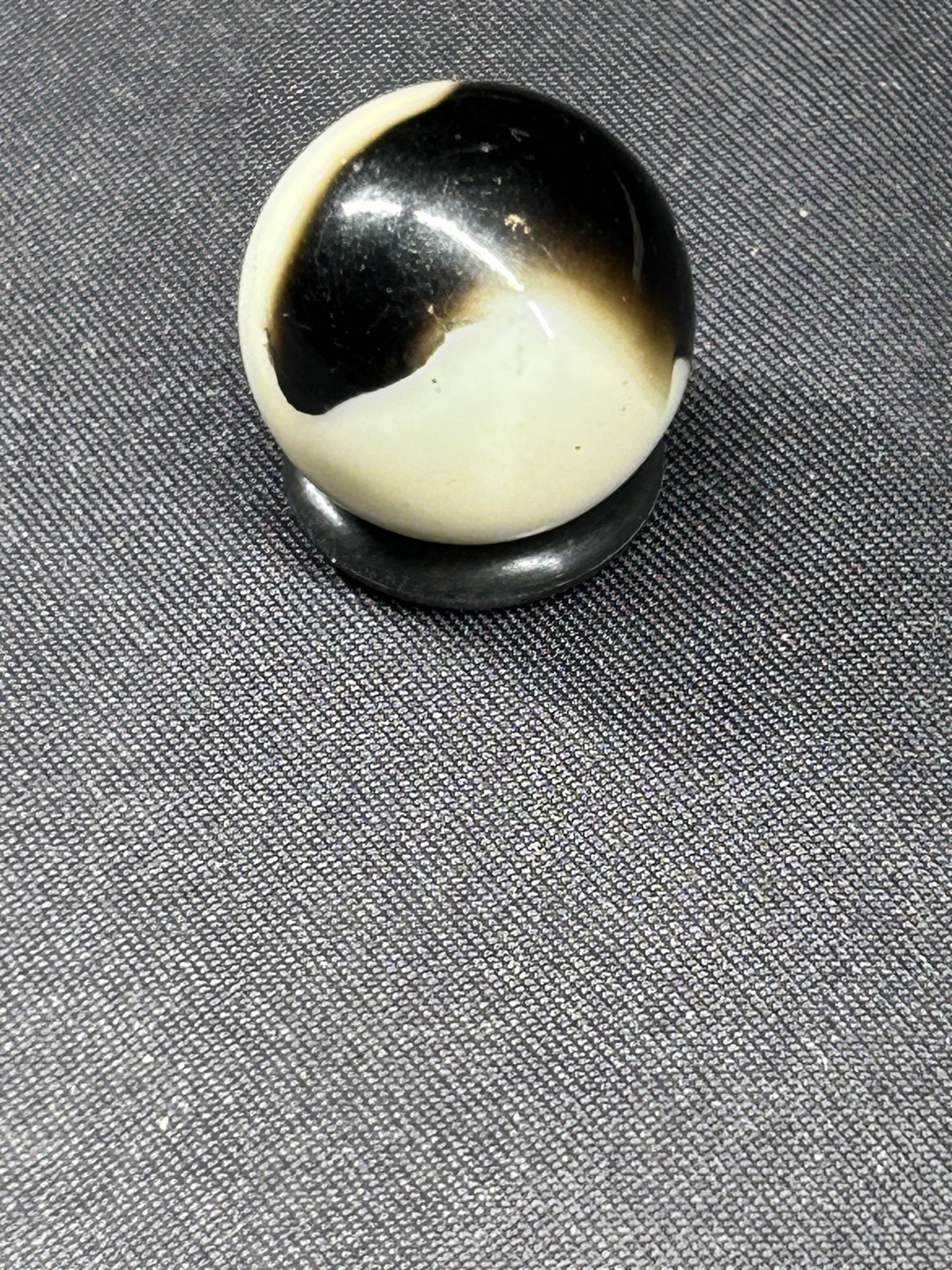 Root Beer on Cream by Akro Agate Company, identification view