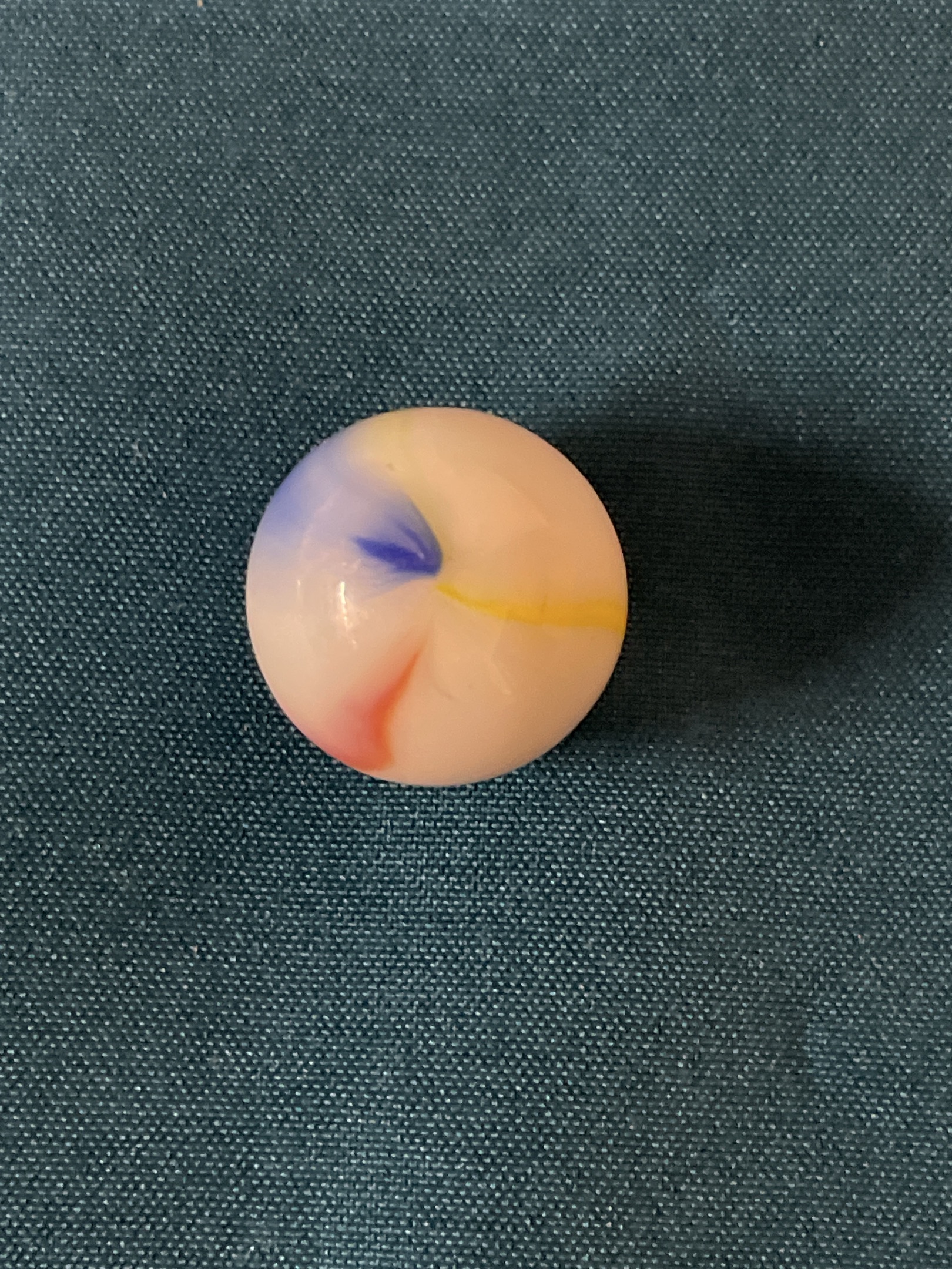 Popeye Special (Red, Yellow, Blue) by Akro Agate Company, identification view