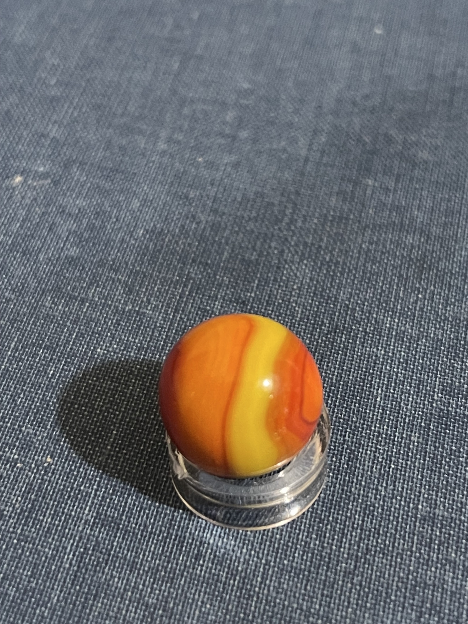 Golden Tawny by Akro Agate Company, identification view