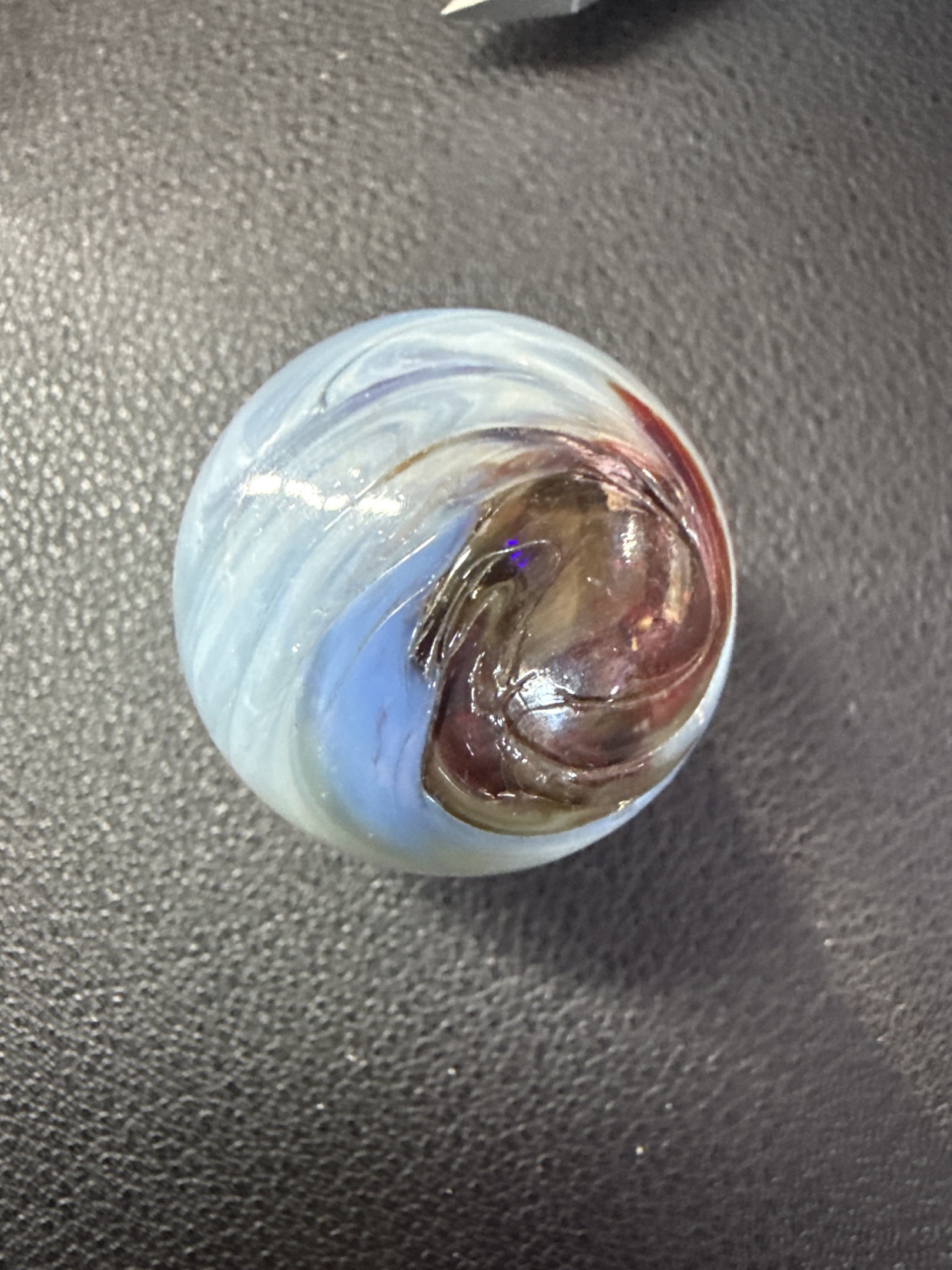 Oxblood Swirl by Christensen Agate Company, identification view