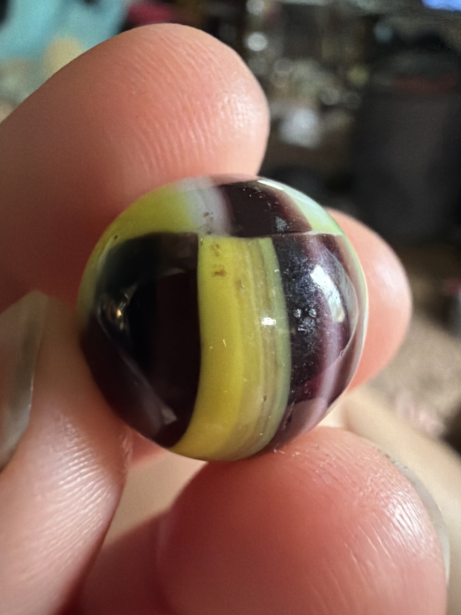 Pansy by Akro Agate, identification view