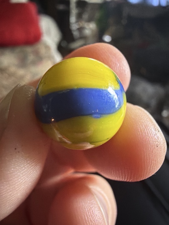 Yellow and Blue Corkscrew by Akro Agate, identification view