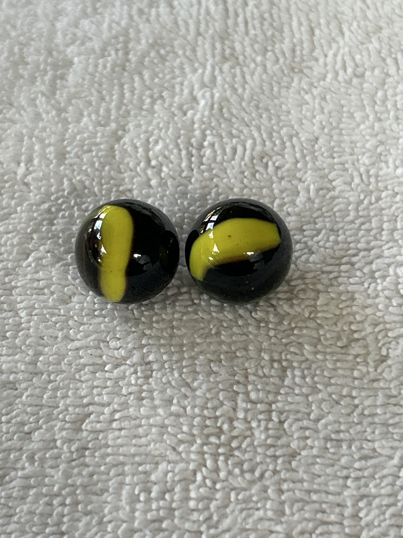Black Panther / Yellow Jacket style by Vitro Agate Company, identification view