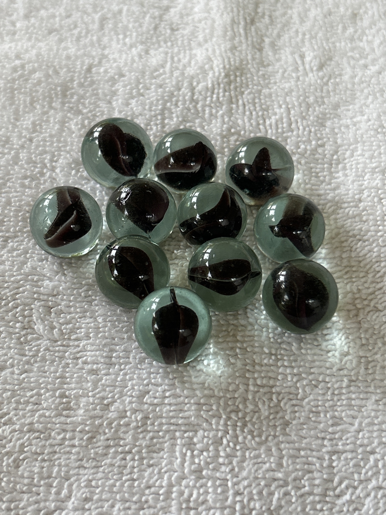 Single-Vane / Dual-Vane Black Cat's Eye by Japanese Import (generic), identification view