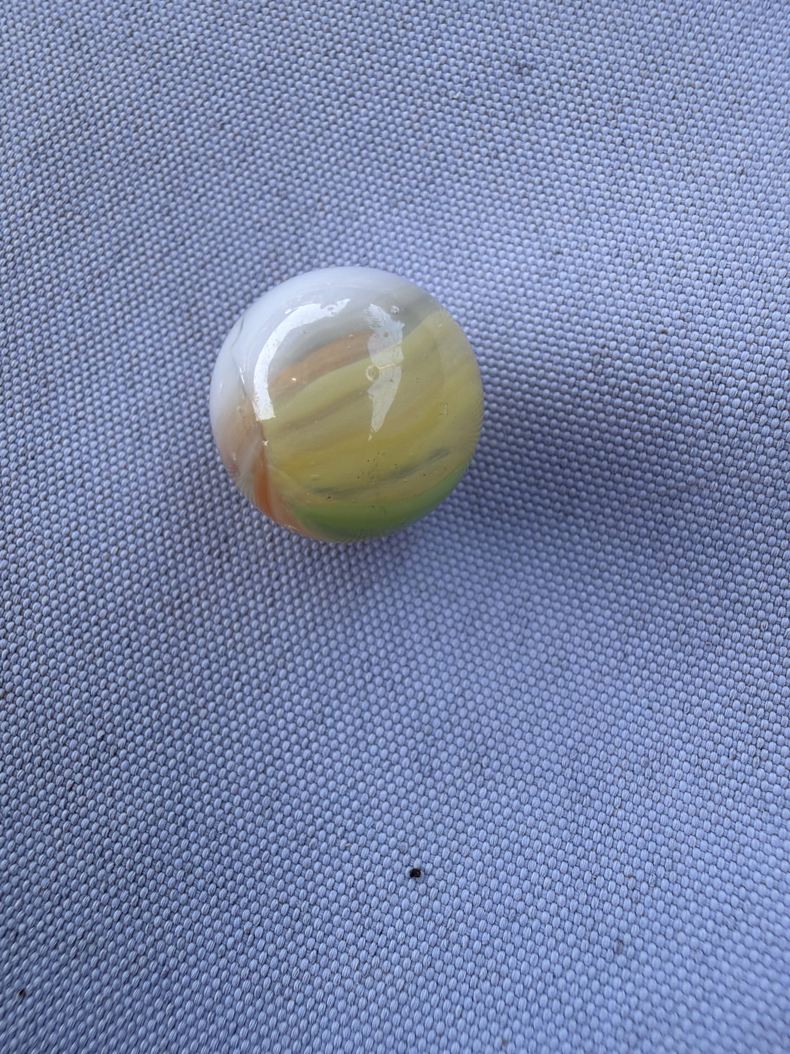 Pastel Special Tri-Color Egg Yolk Type by Akro Agate, identification view