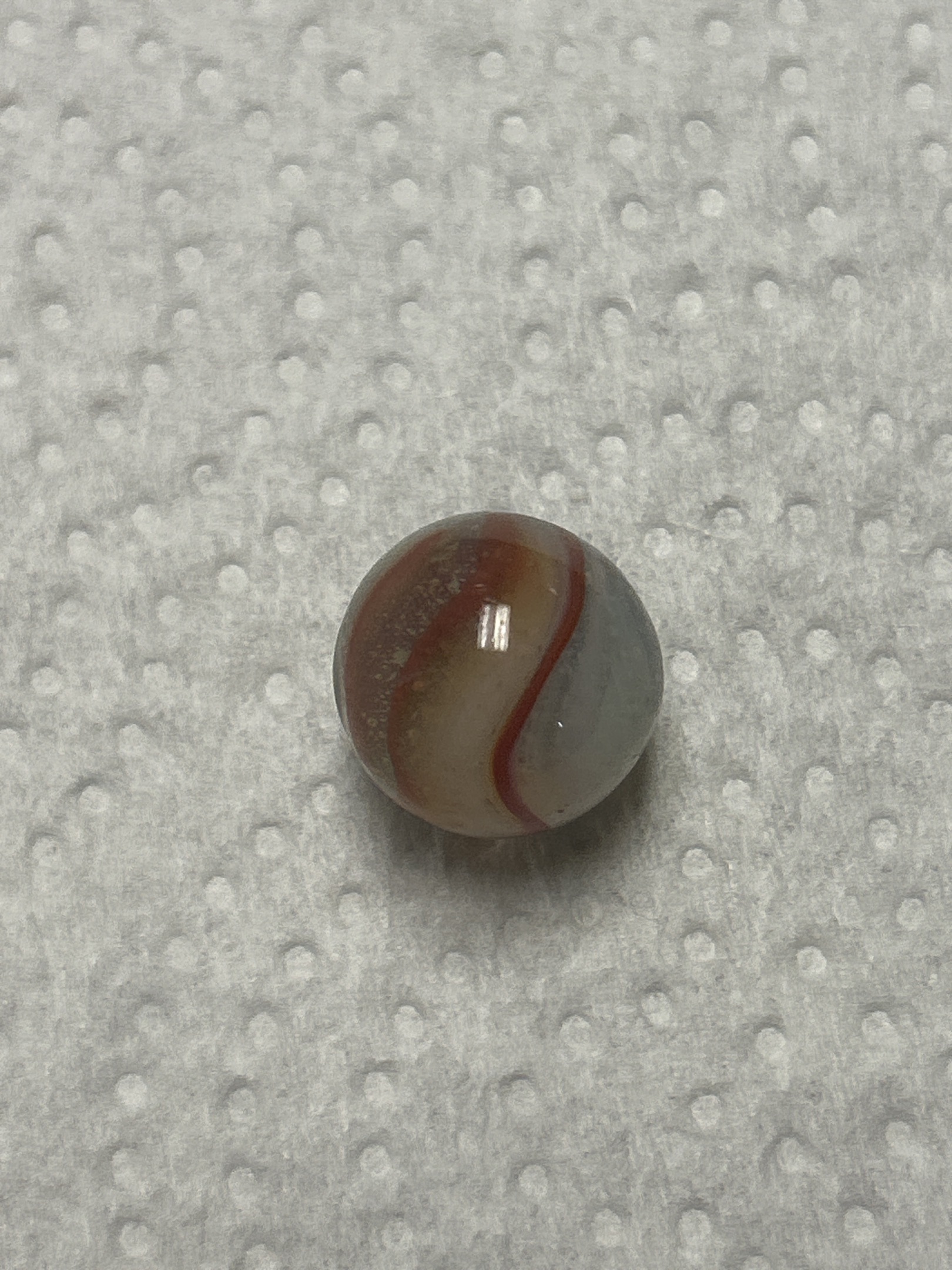 Red and White Corkscrew by Akro Agate, identification view