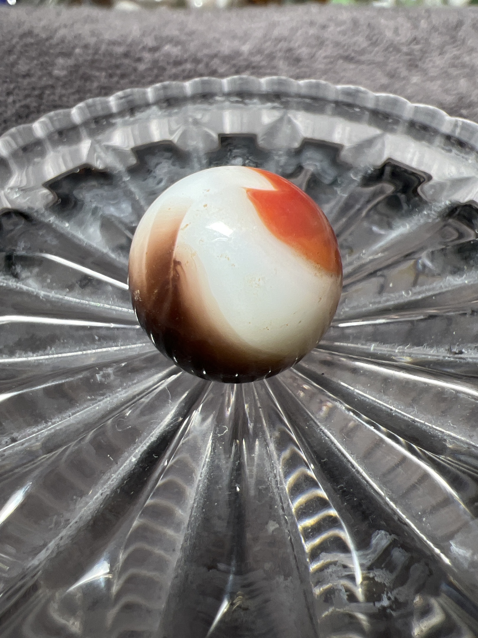 Tri-Color Patch (Red/Brown/White) by Vitro Agate Company, identification view