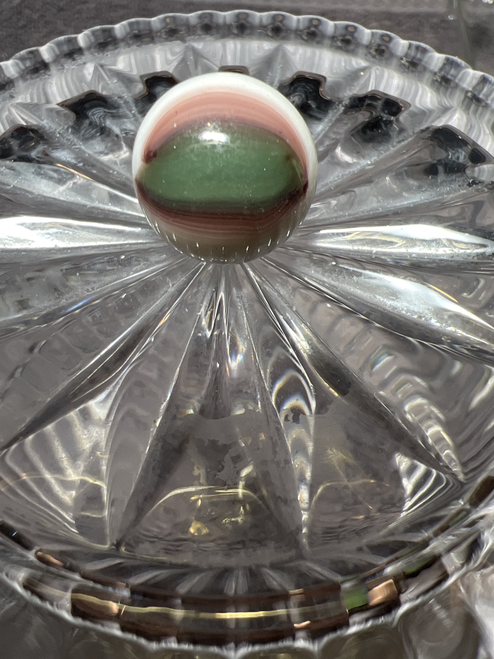 Tri-Color Swirl (Prize Name variant) by Akro Agate Company, identification view
