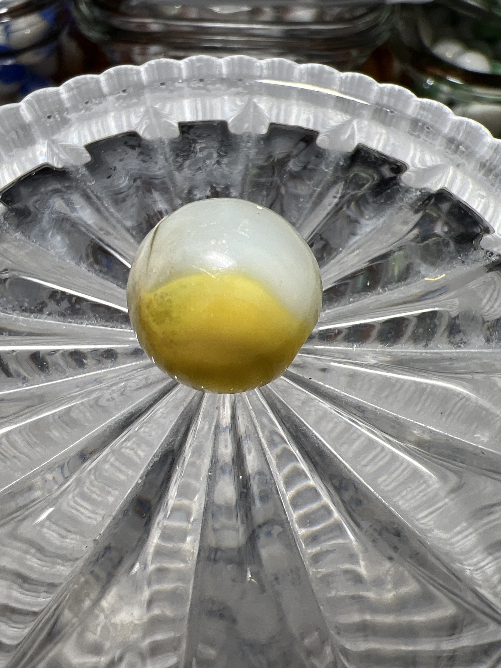 Yellow Whitie by Vitro Agate Company, identification view
