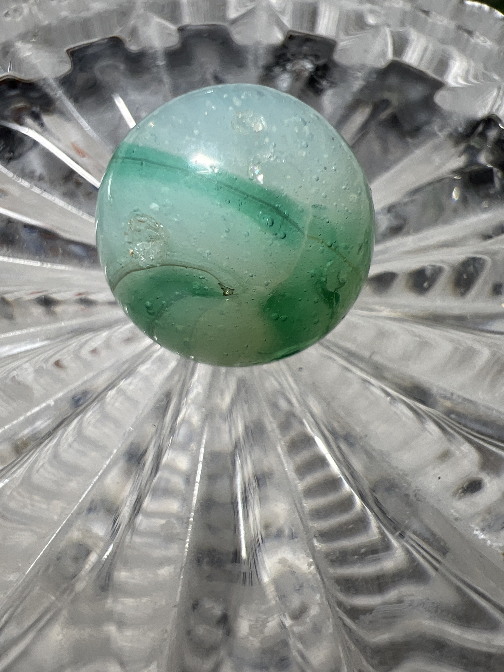 Green Ribbon / Seeded Glass by Japanese (Import), identification view