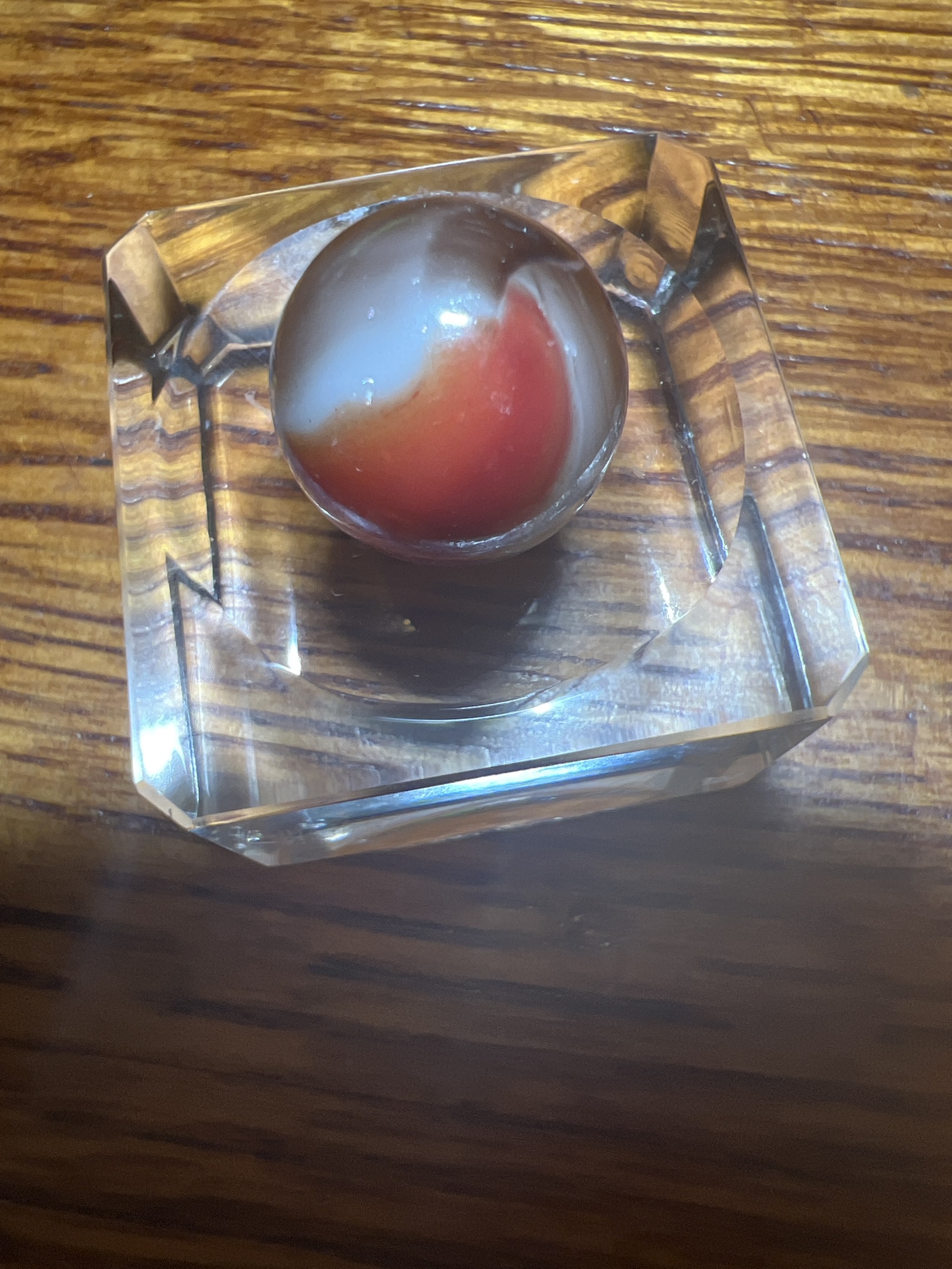 Red & White by Peltier Glass Co., identification view