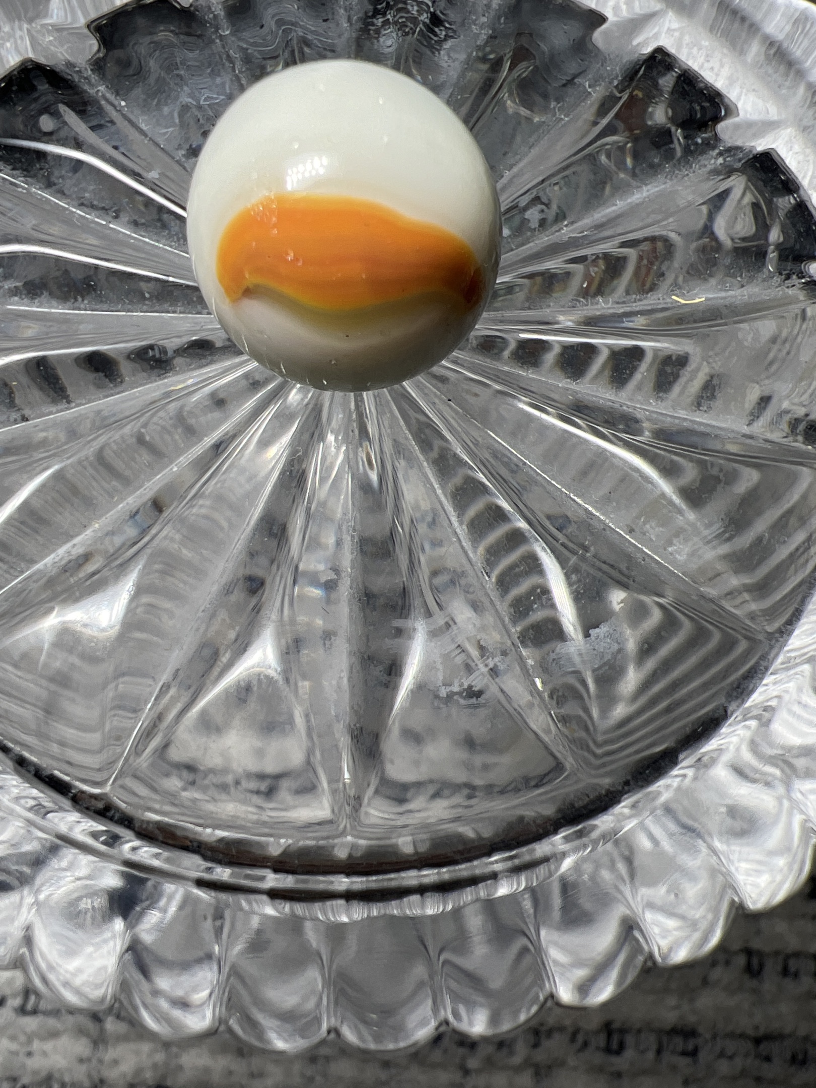 White, Orange, and Green Conqueror by Vitro Agate Company, identification view