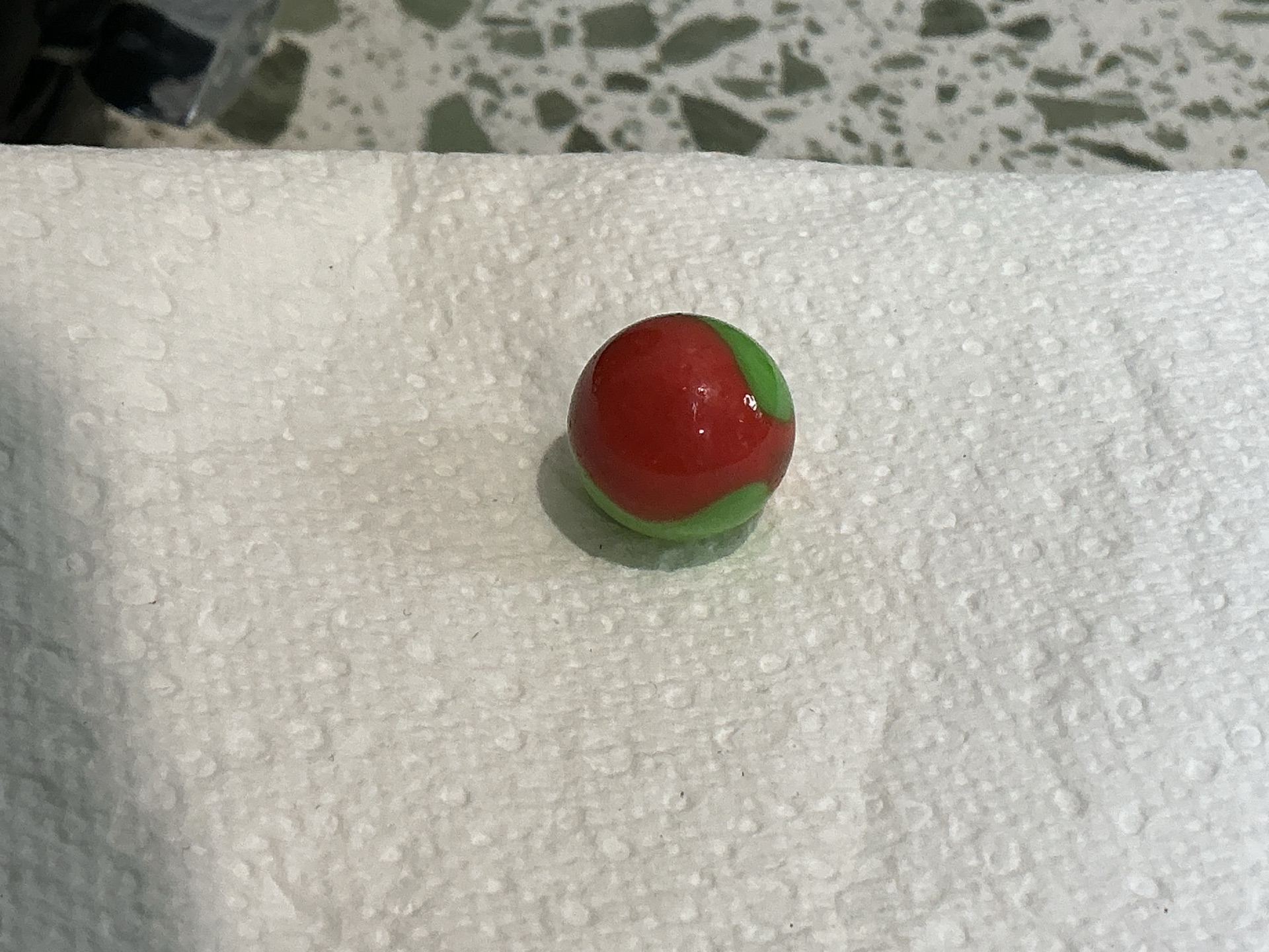 Red and Green Helmet / Conqueror by Vitro Agate Company, identification view