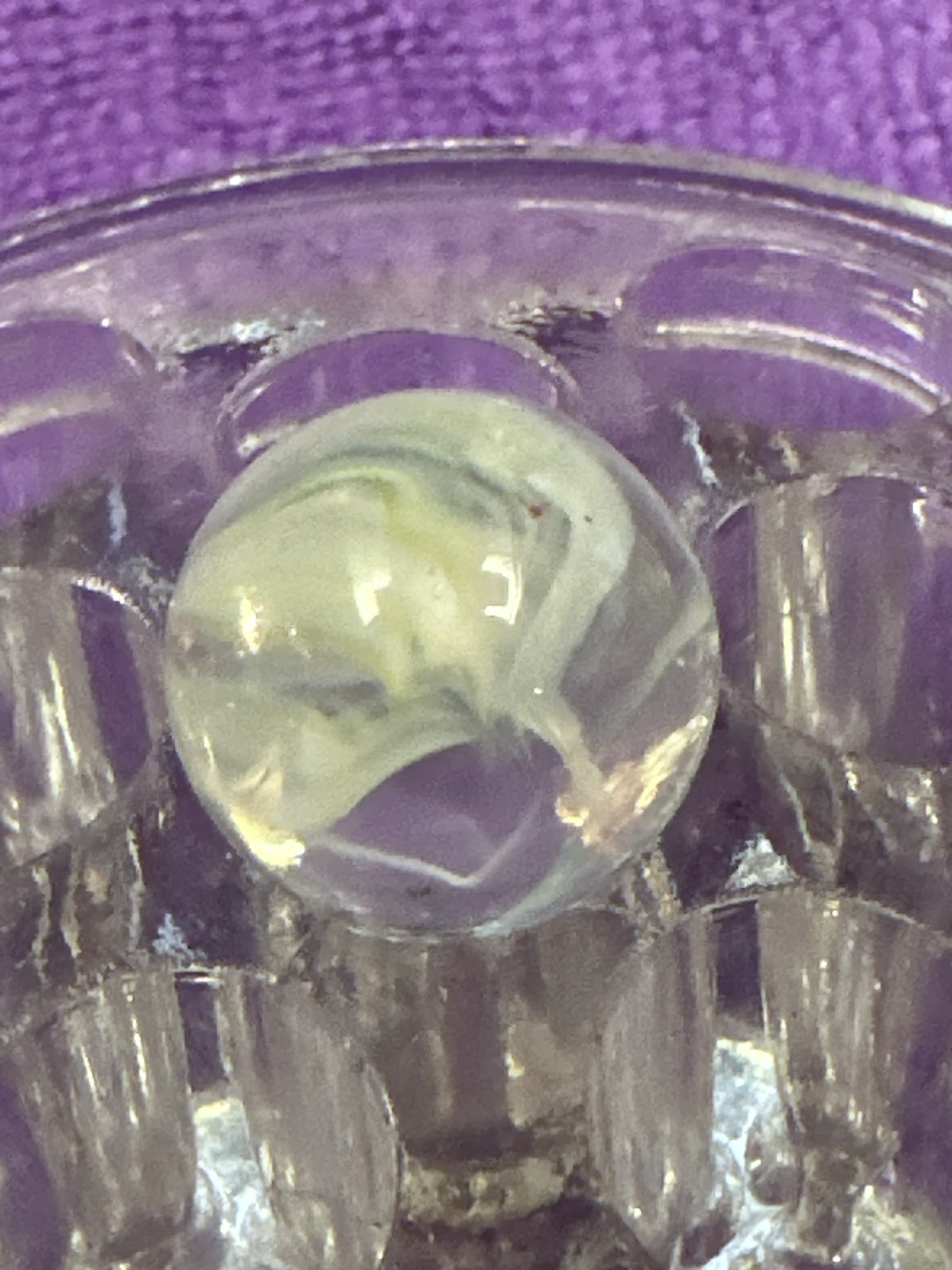 White and Yellow 'Whitie' by Vitro Agate, identification view