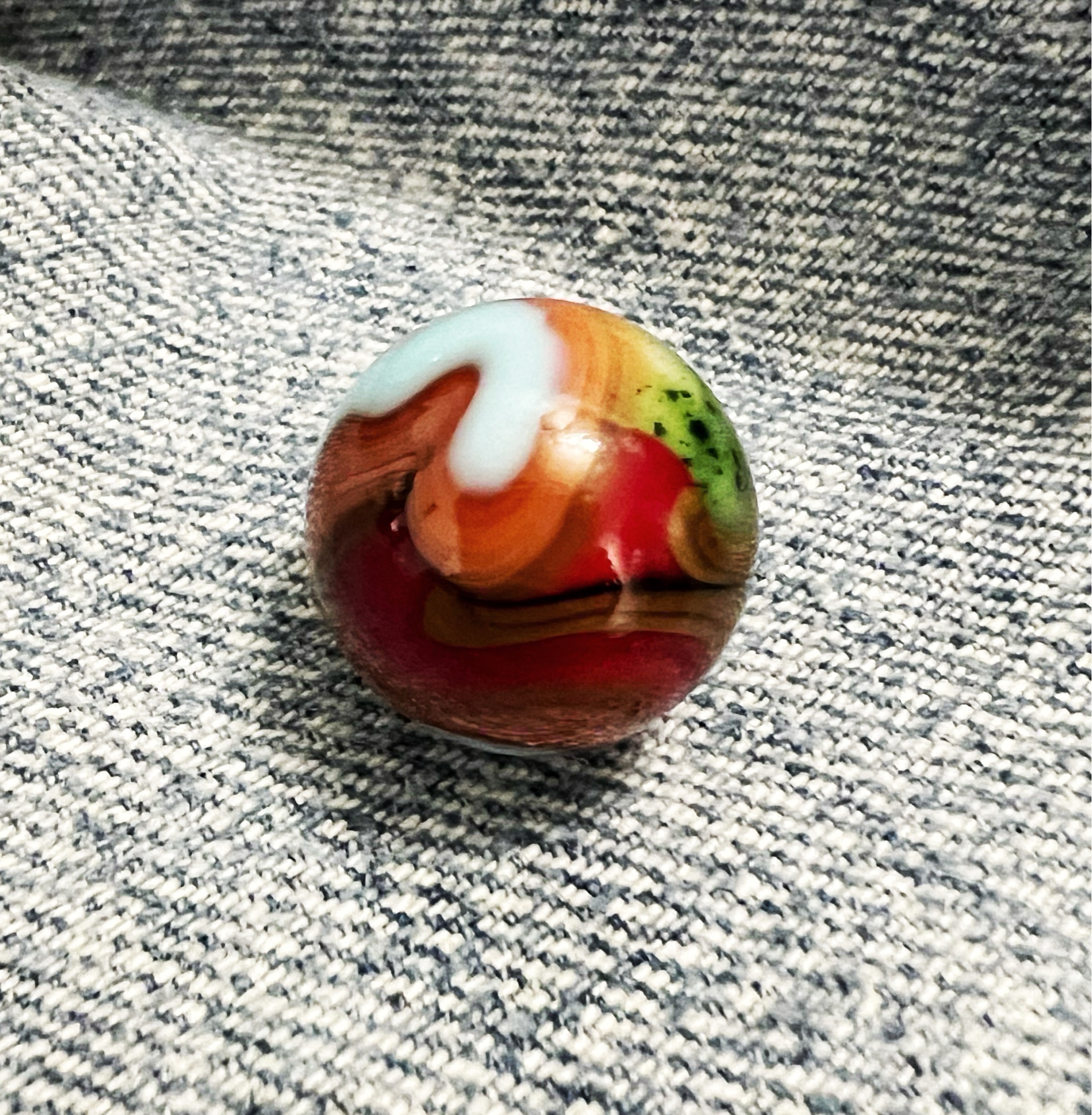 Aventurine Oxblood Swirl by Akro Agate Company, identification view