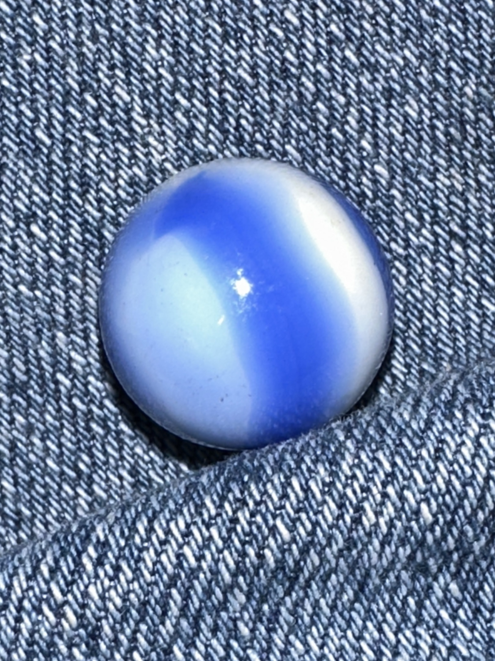 Prize Name (Blue and White) by Akro Agate Company, identification view