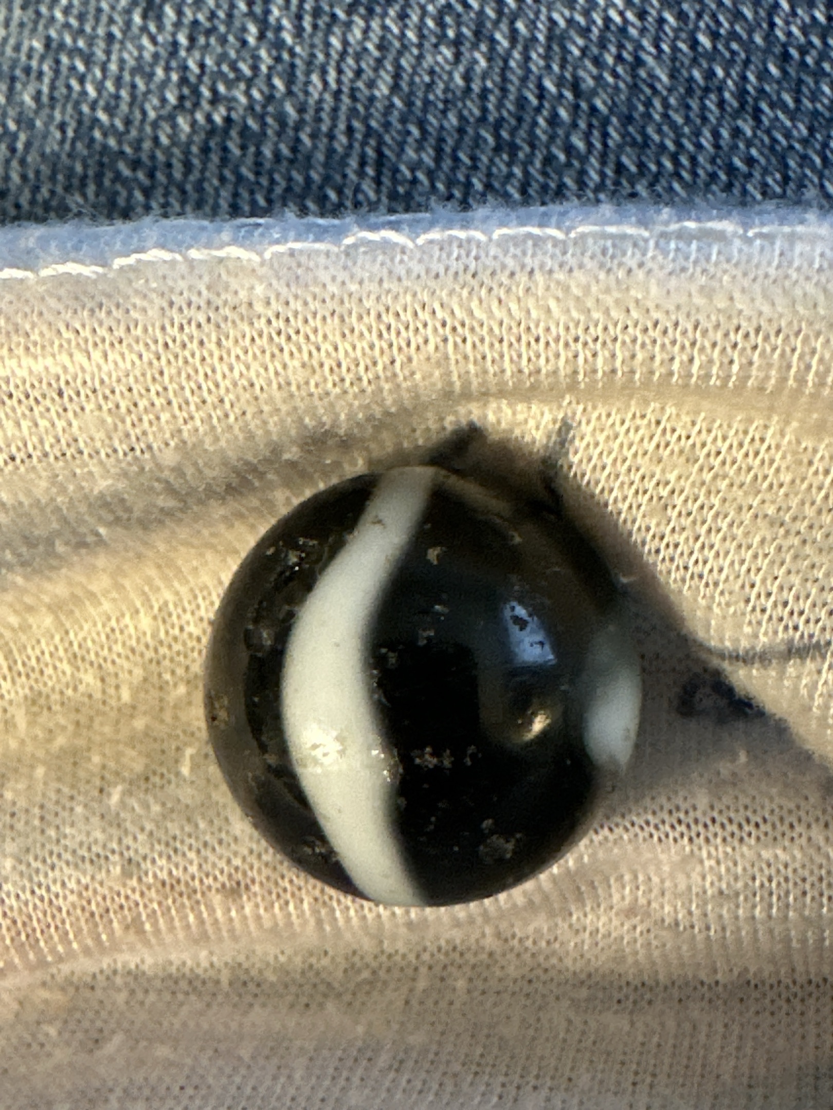 Zebra by Akro Agate Company, identification view