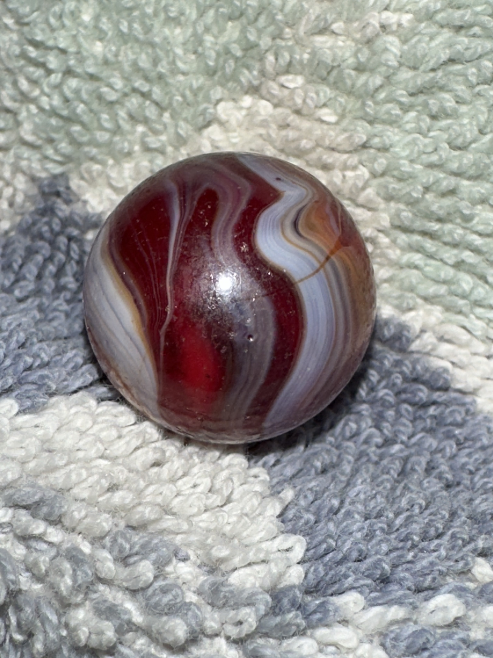 Red Slag by Christensen Agate Company (CAC), identification view