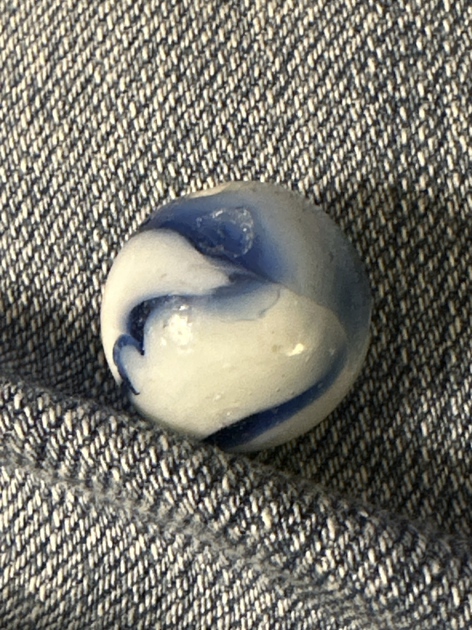 Prize Name (Blue and White) by Akro Agate Company, identification view