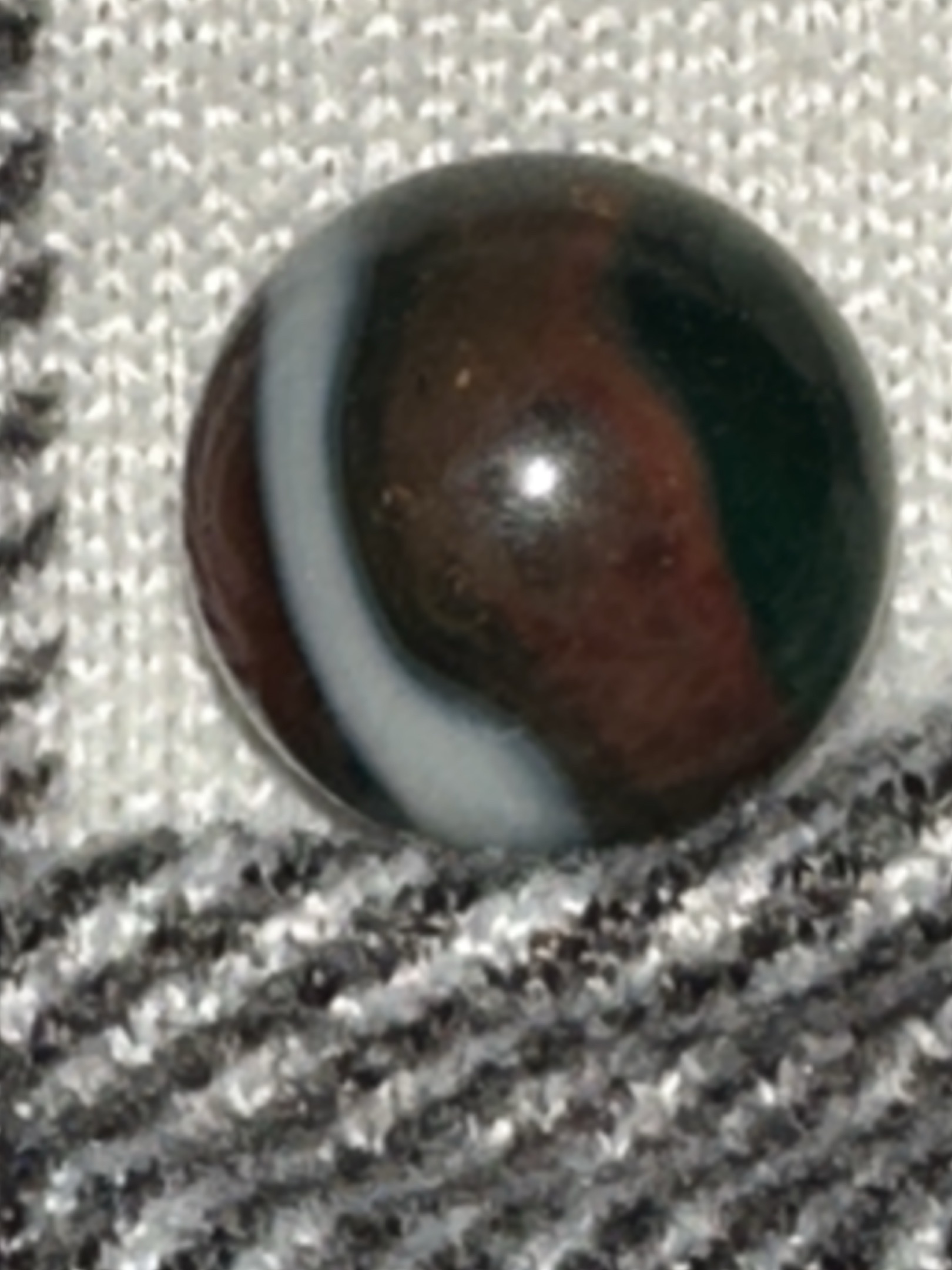 Green Oxblood with White by Akro Agate Company, identification view